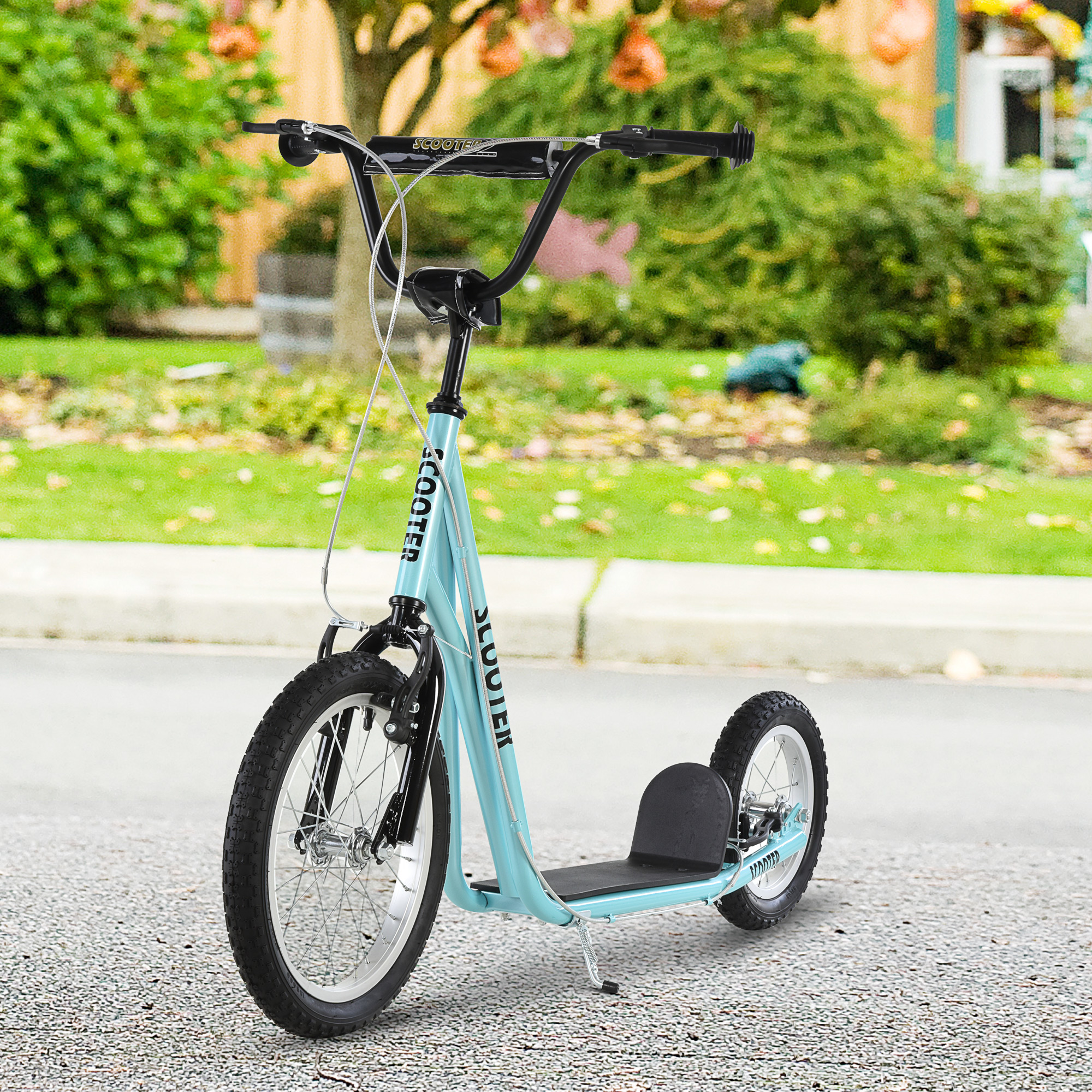 Scooter azul en una carretera pavimentada en un parque, con fondo verde.