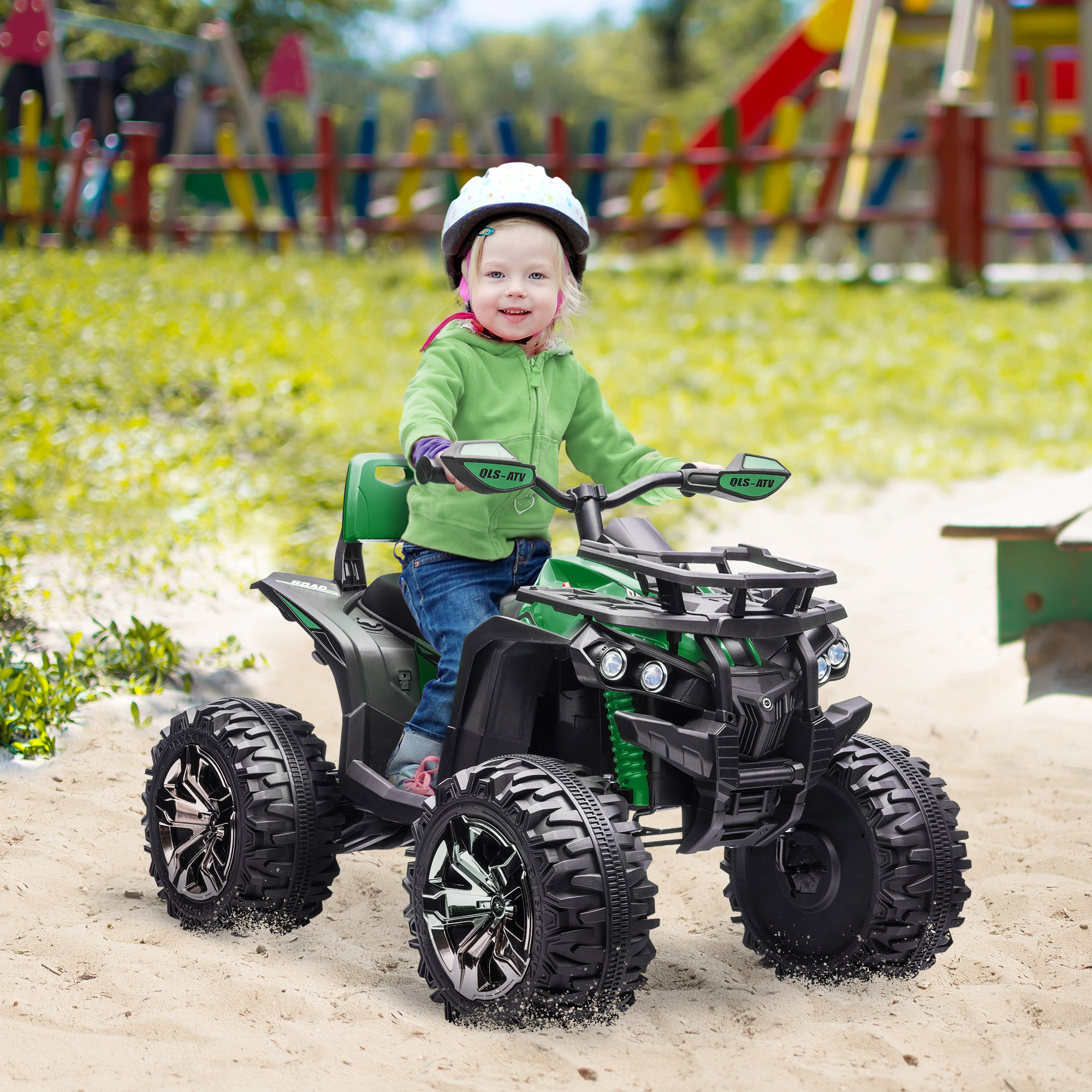 Una niña con casco montando un ATV verde sobre arena. El fondo incluye un parque infantil.