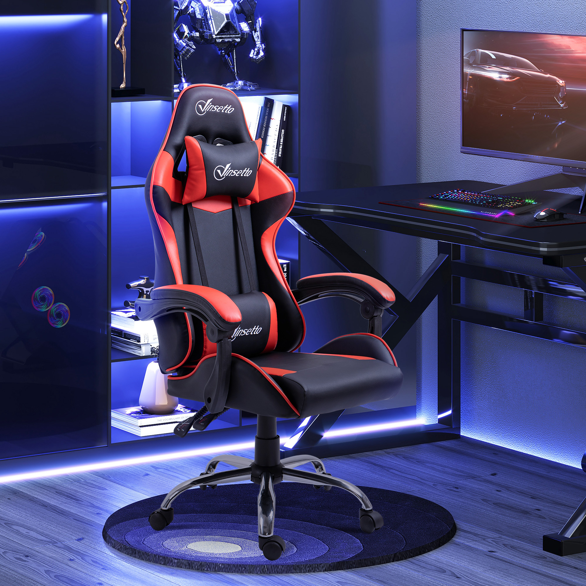 Silla gaming negra y roja en una habitación con una configuración de computadora. La silla está centrada con una base negra.