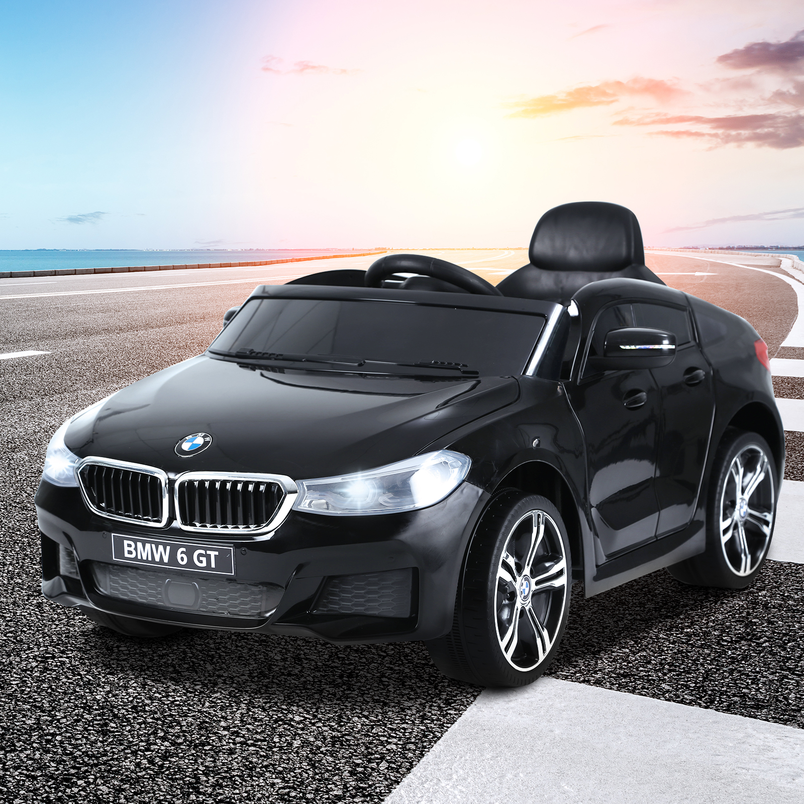 Coche de juguete BMW 6 GT negro en una carretera. Muestra la parte delantera y lateral del coche contra un fondo de cielo.