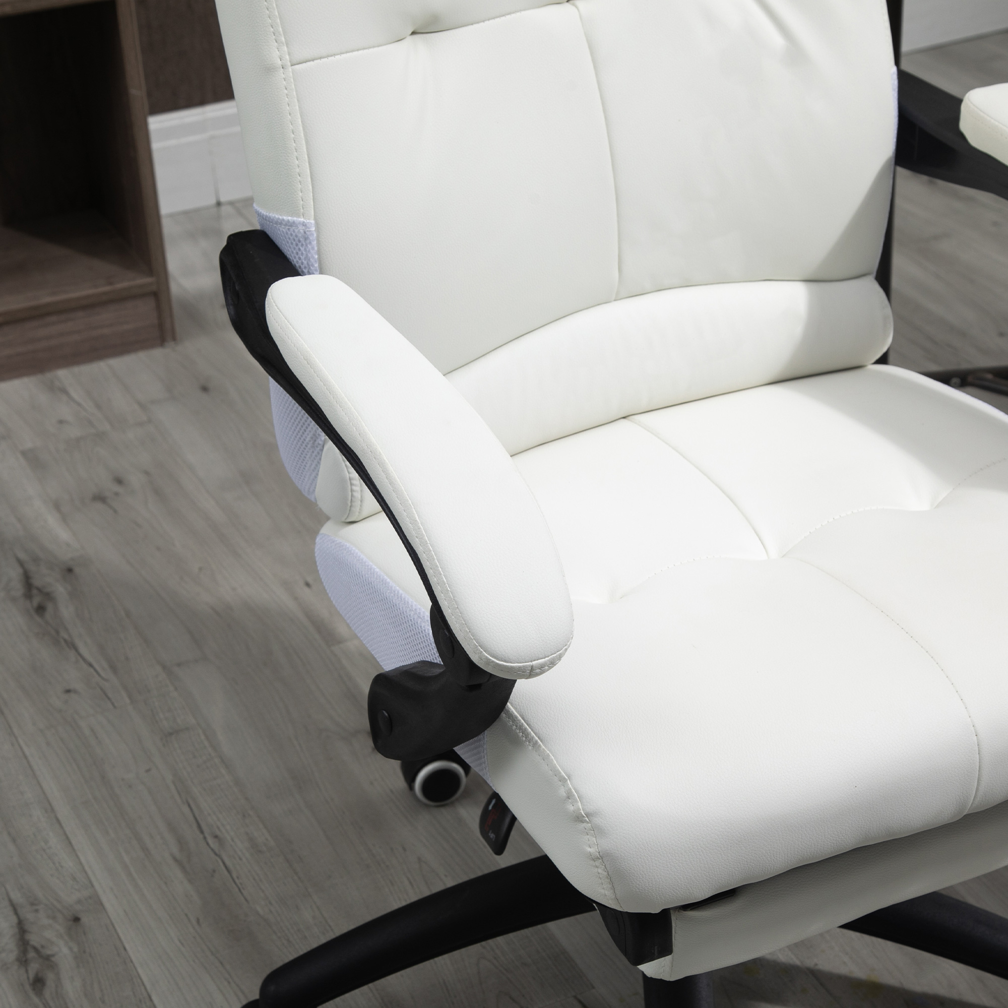 Silla de oficina blanca con reposabrazos y ruedas, vista de cerca del asiento.