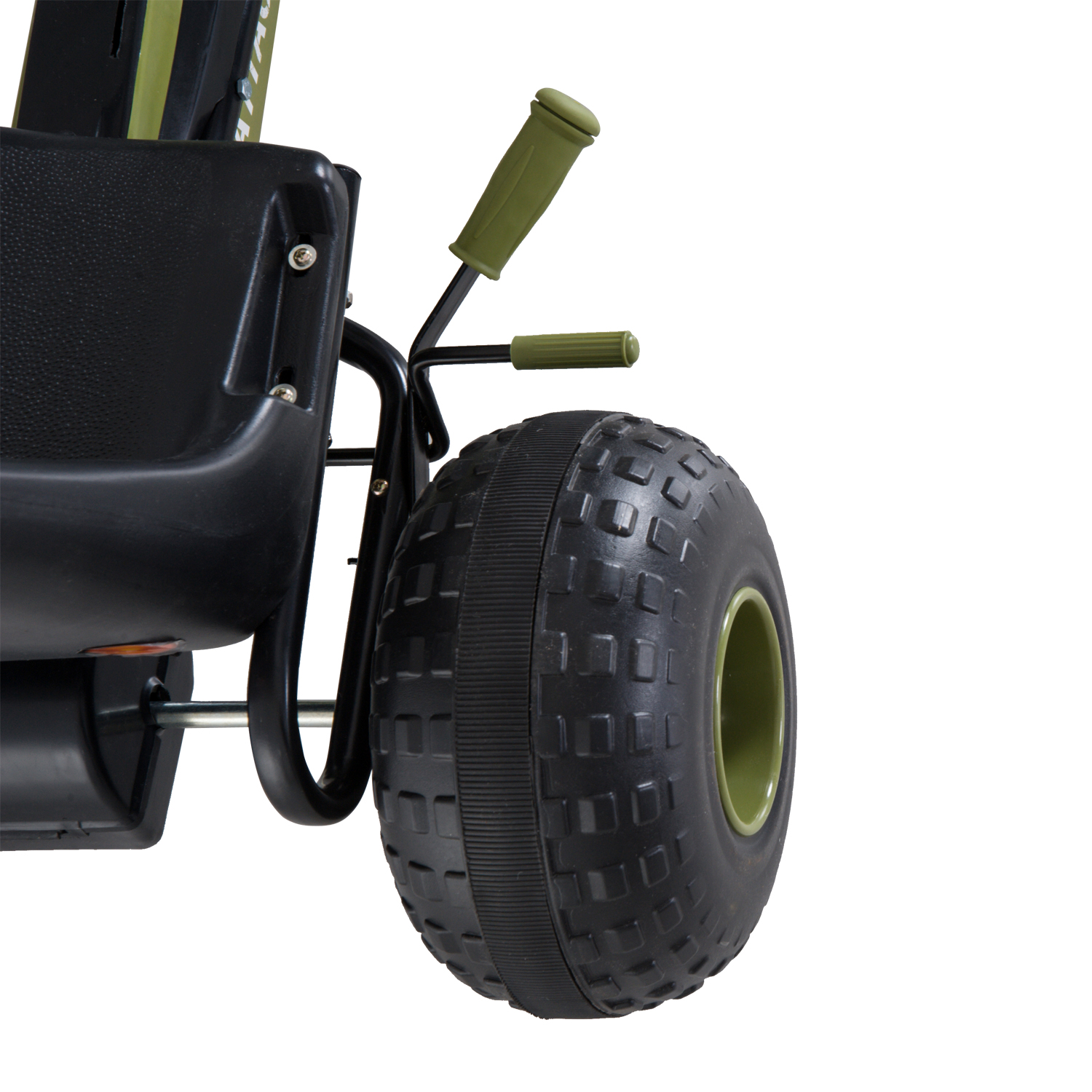 Rueda de go-kart de juguete negra y verde. Empuñaduras verdes y asiento negro. Fondo blanco.