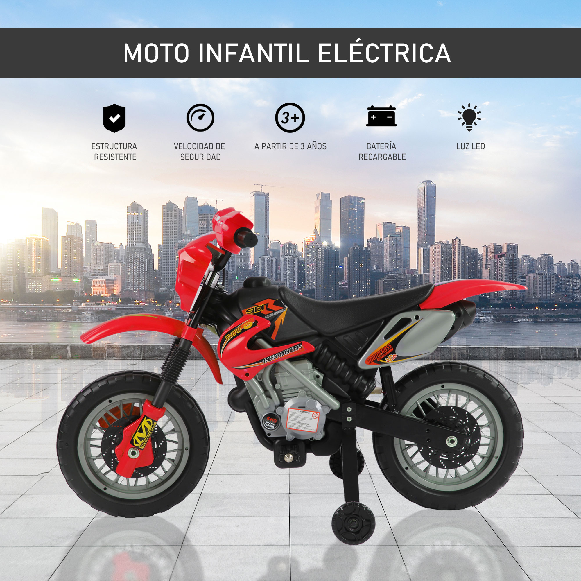 Moto de juguete roja con texto, frente a horizonte urbano.