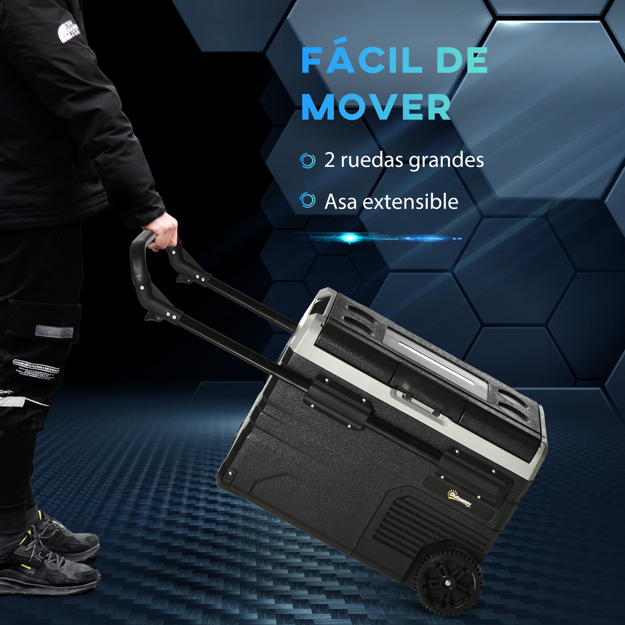 Una persona tira de una nevera negra con ruedas y asa. Fondo azul, patrón hexagonal, nevera negra y gris.