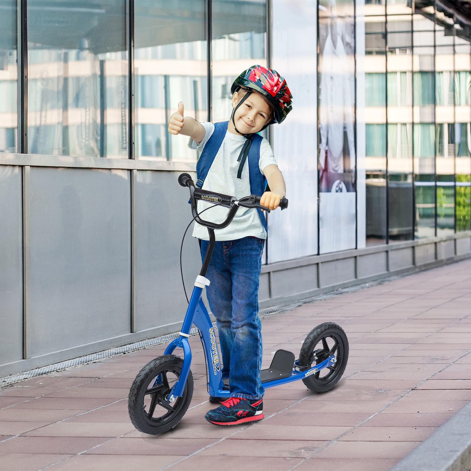 Niño con patinete azul haciendo el gesto de pulgar arriba. Casco rojo y negro. Fondo de acera.