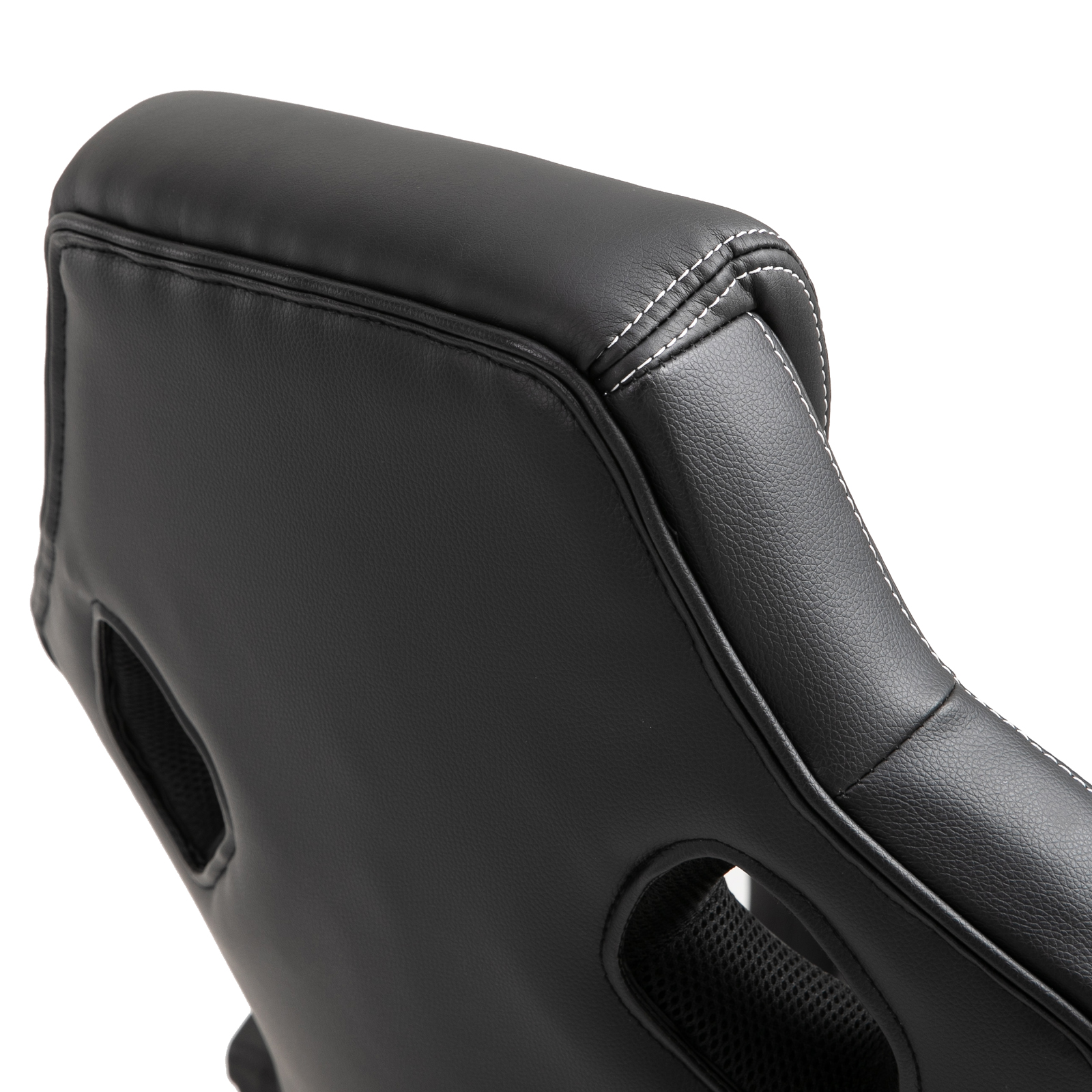 Primer plano del reposacabezas de una silla negra. Costuras blancas, textura similar al cuero, diseño sencillo, fondo blanco.