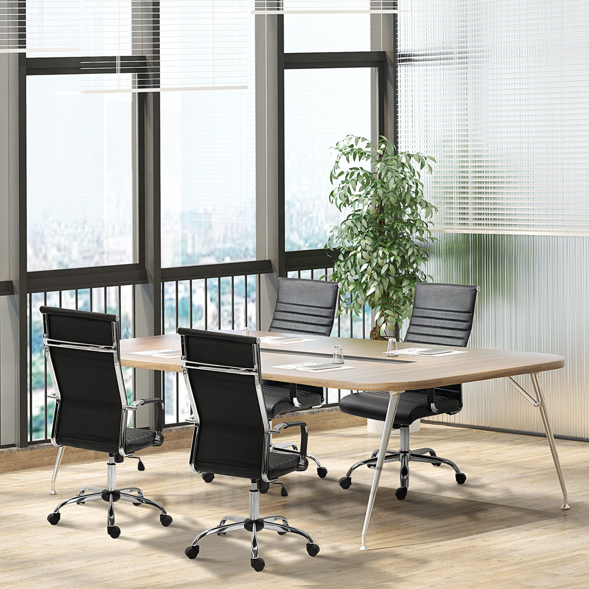 Sala de conferencias con una larga mesa de madera, cuatro sillas negras y grandes ventanas con vista a la ciudad.
