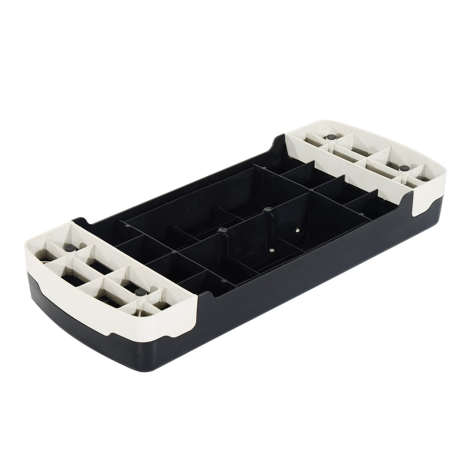 Plataforma de escalón en blanco y negro, con ranuras y forma rectangular, fondo blanco.