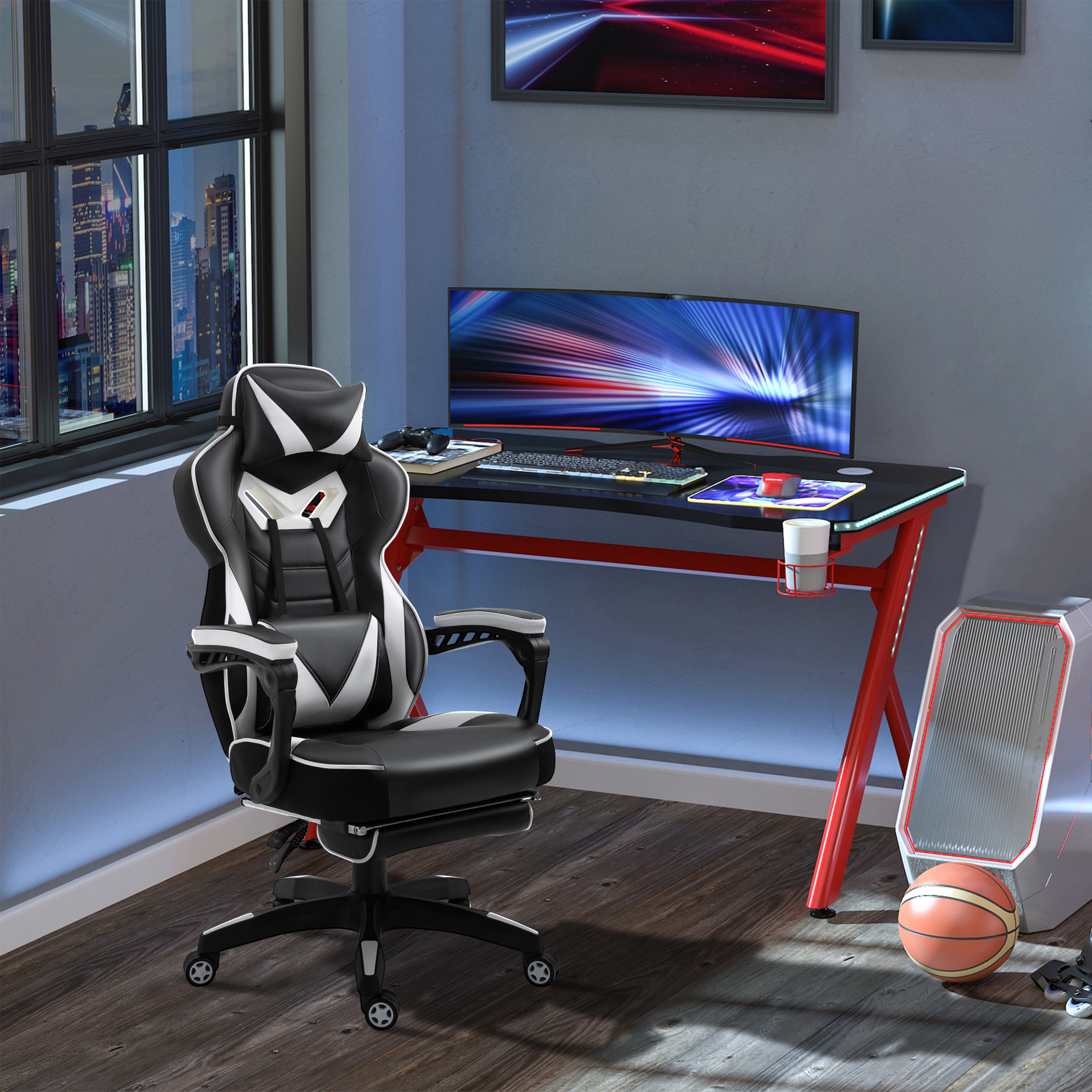 Configuración de juego con silla, escritorio y accesorios de computadora en blanco y negro, vista nocturna.