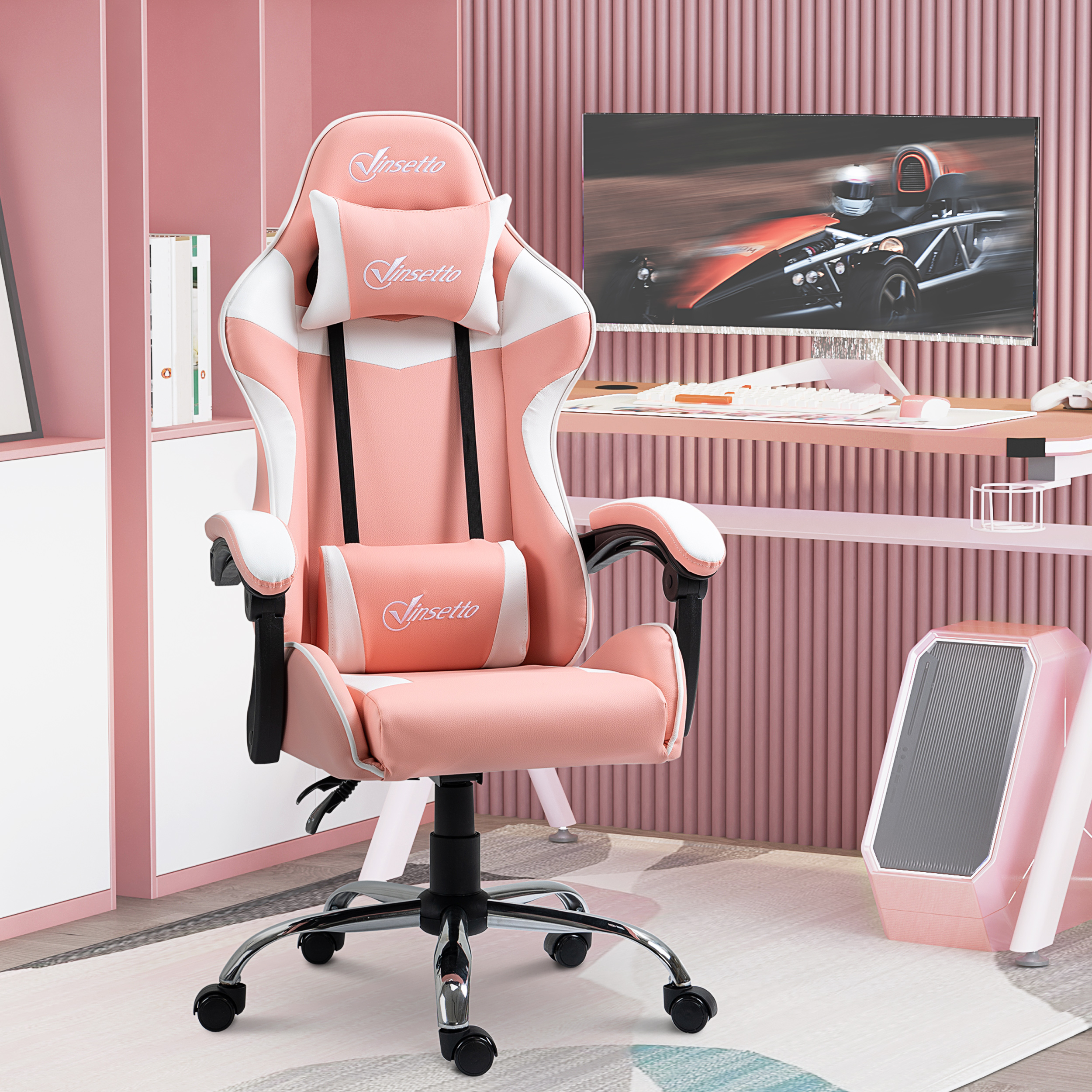 Silla gamer rosa en habitación rosa con monitor mostrando coche de carreras. Altavoz rosa a la derecha.