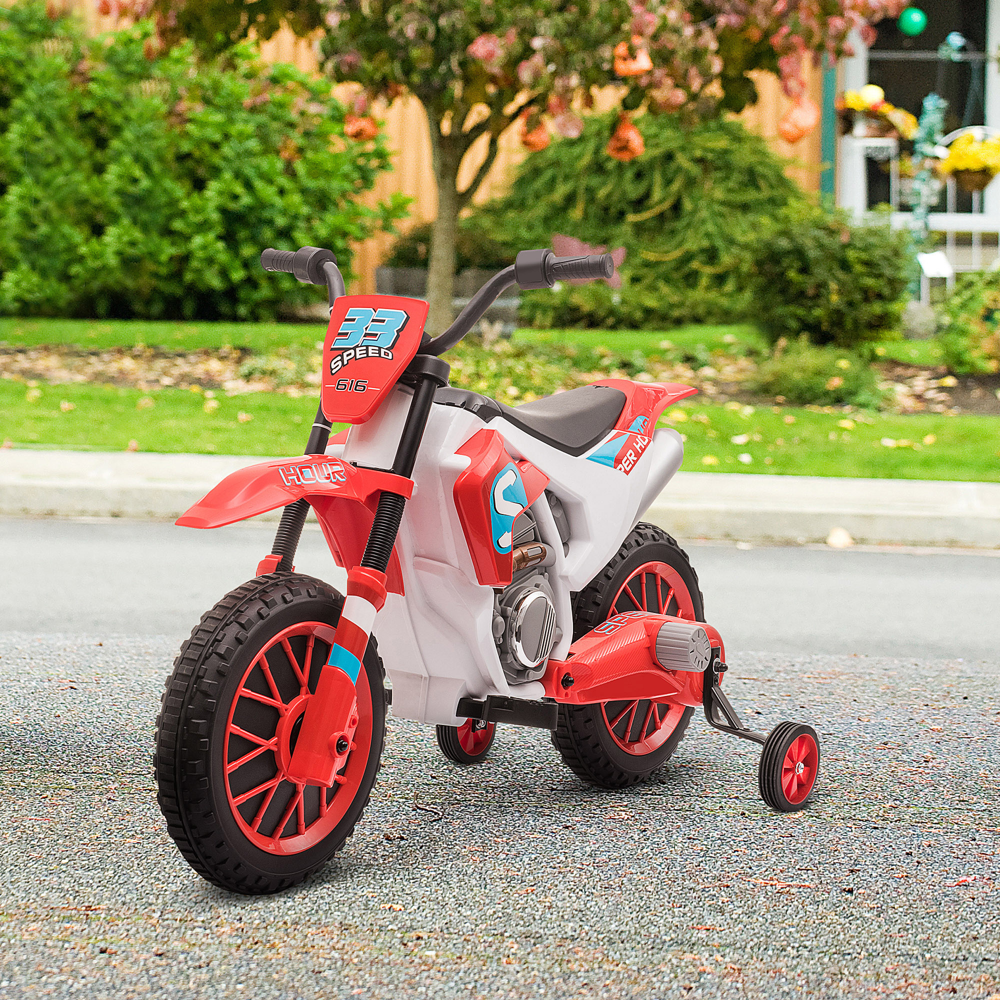 Moto giocattolo rossa e bianca con rotelle su una strada asfaltata.