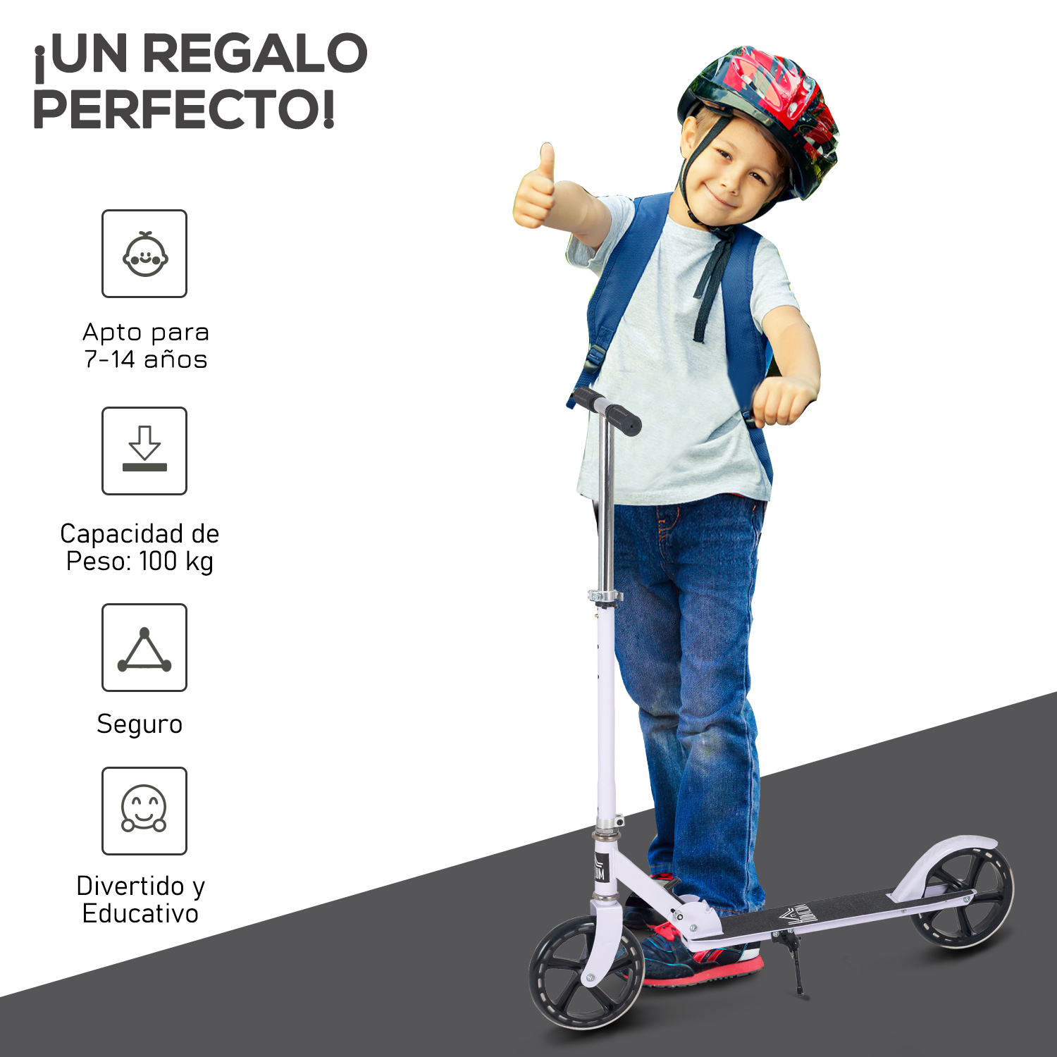 Un niño con casco y mochila hace una señal de pulgar arriba mientras está de pie con un patinete blanco.