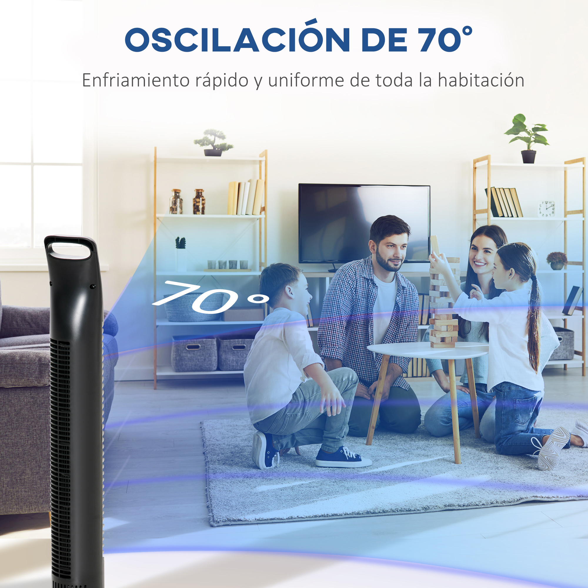 Una familia juega un juego de mesa en una sala de estar. Un ventilador de torre negro a la izquierda soplando aire.