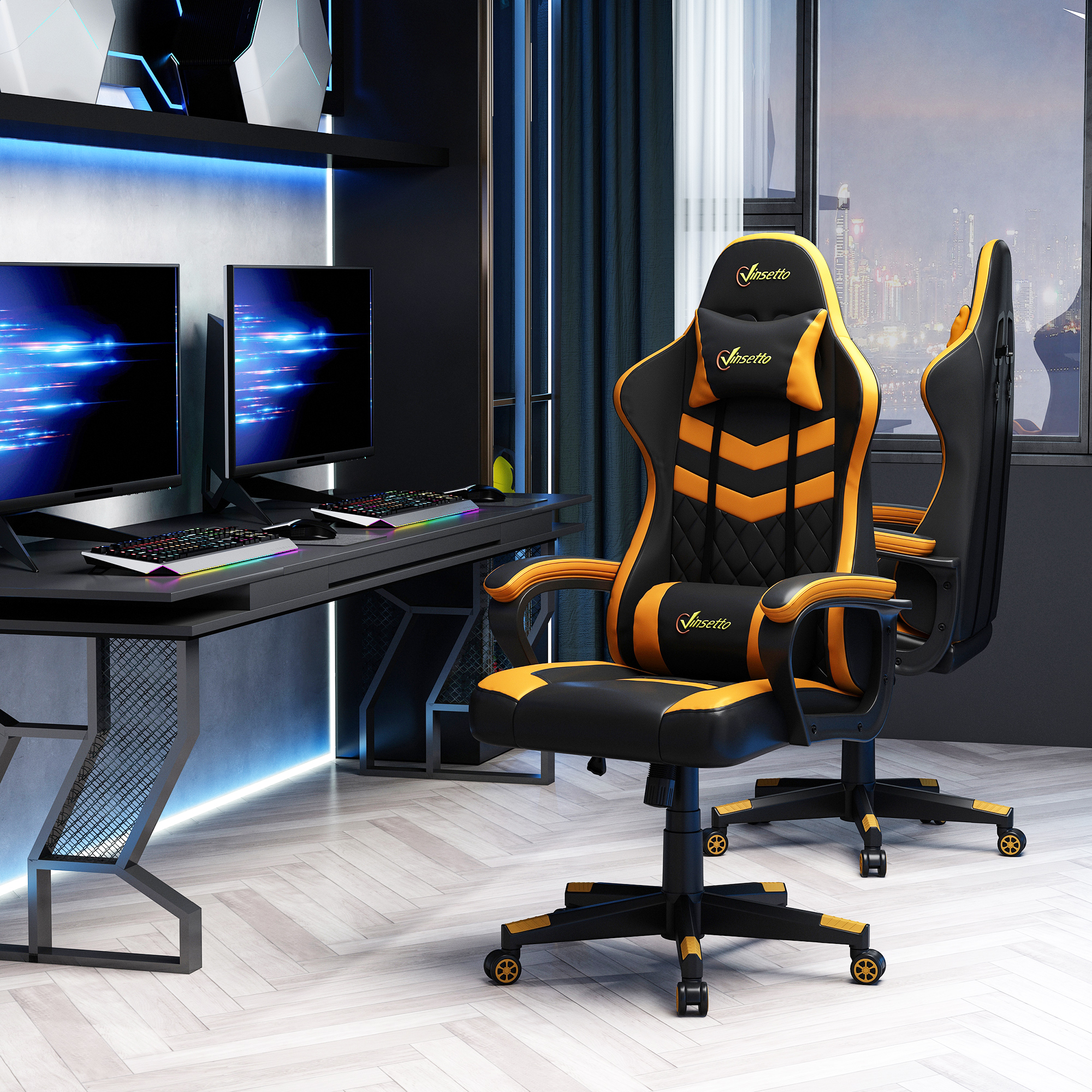 Dos sillas gaming en una habitación, con un escritorio y monitores. Las sillas tienen detalles en naranja y negro.