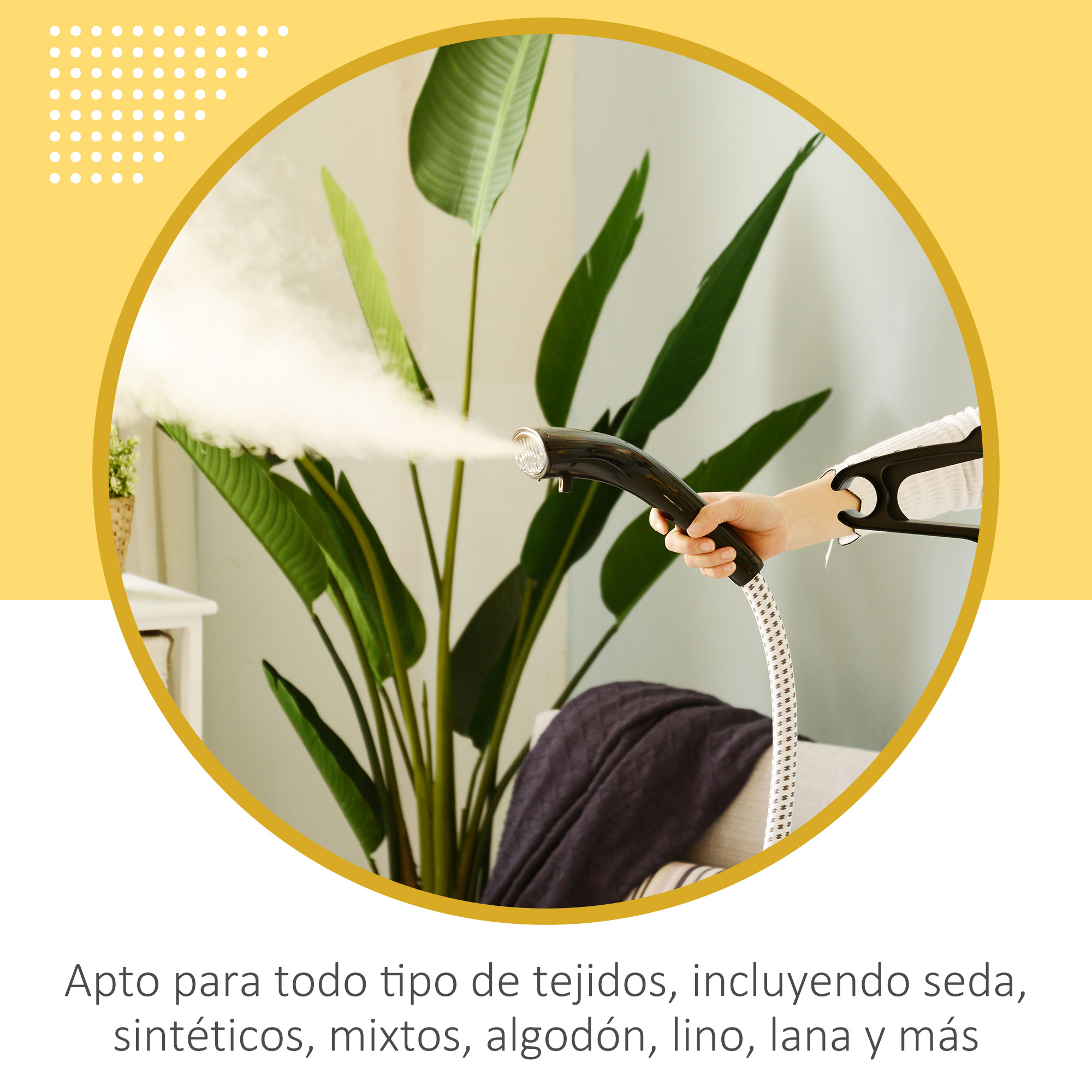 Mano sosteniendo un vaporizador negro, sale vapor. Hay una planta y una manta oscura en el fondo.