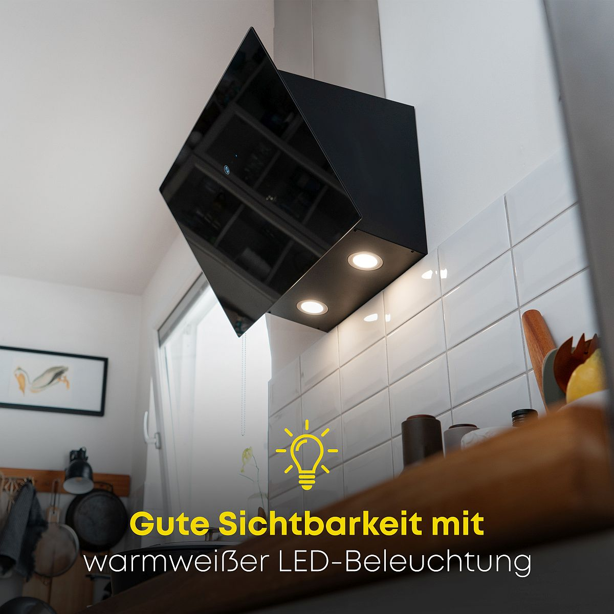 Cappa nera con luci. Testo: Buona visibilità con illuminazione a LED bianco caldo.