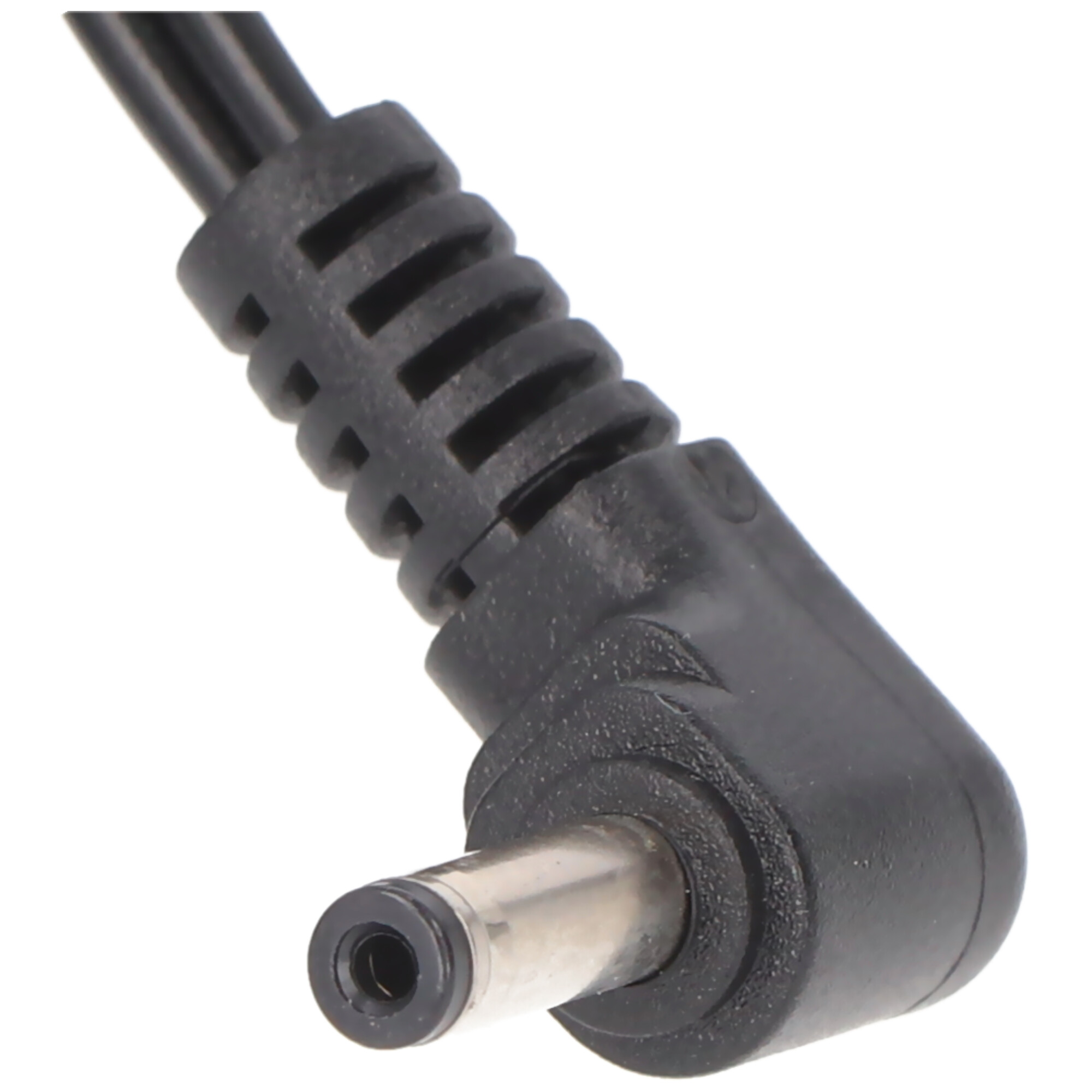 Nahaufnahme eines schwarzen Netzteils mit einem 90-Grad-Winkelstecker.