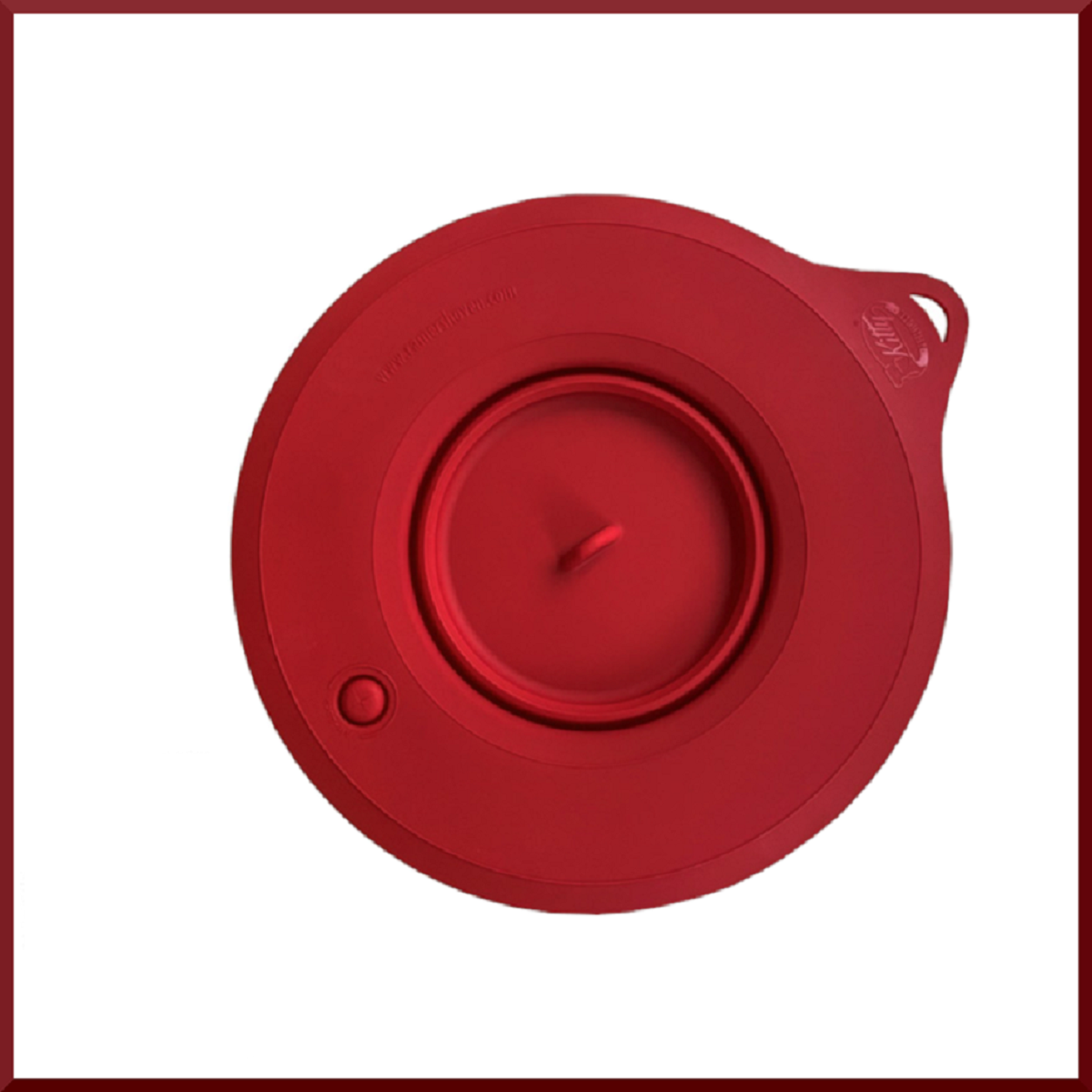 Roter Silikondeckel. Der Deckel hat einen zentralen Knopf, einen Griff und ein kleines Loch.