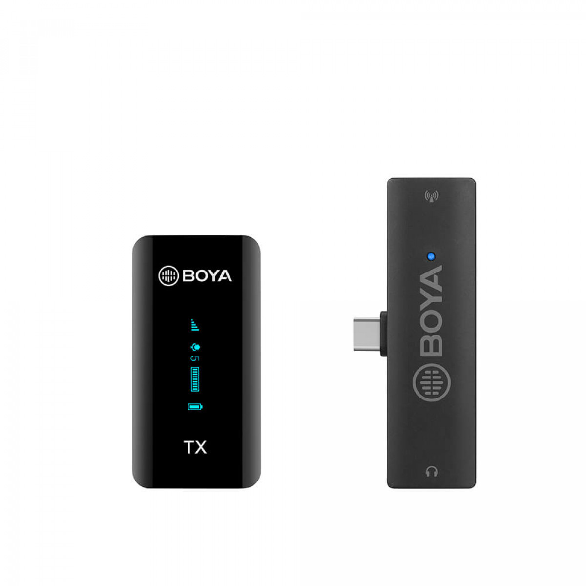 Due microfoni wireless BOYA TX neri. Uno mostra la durata della batteria.