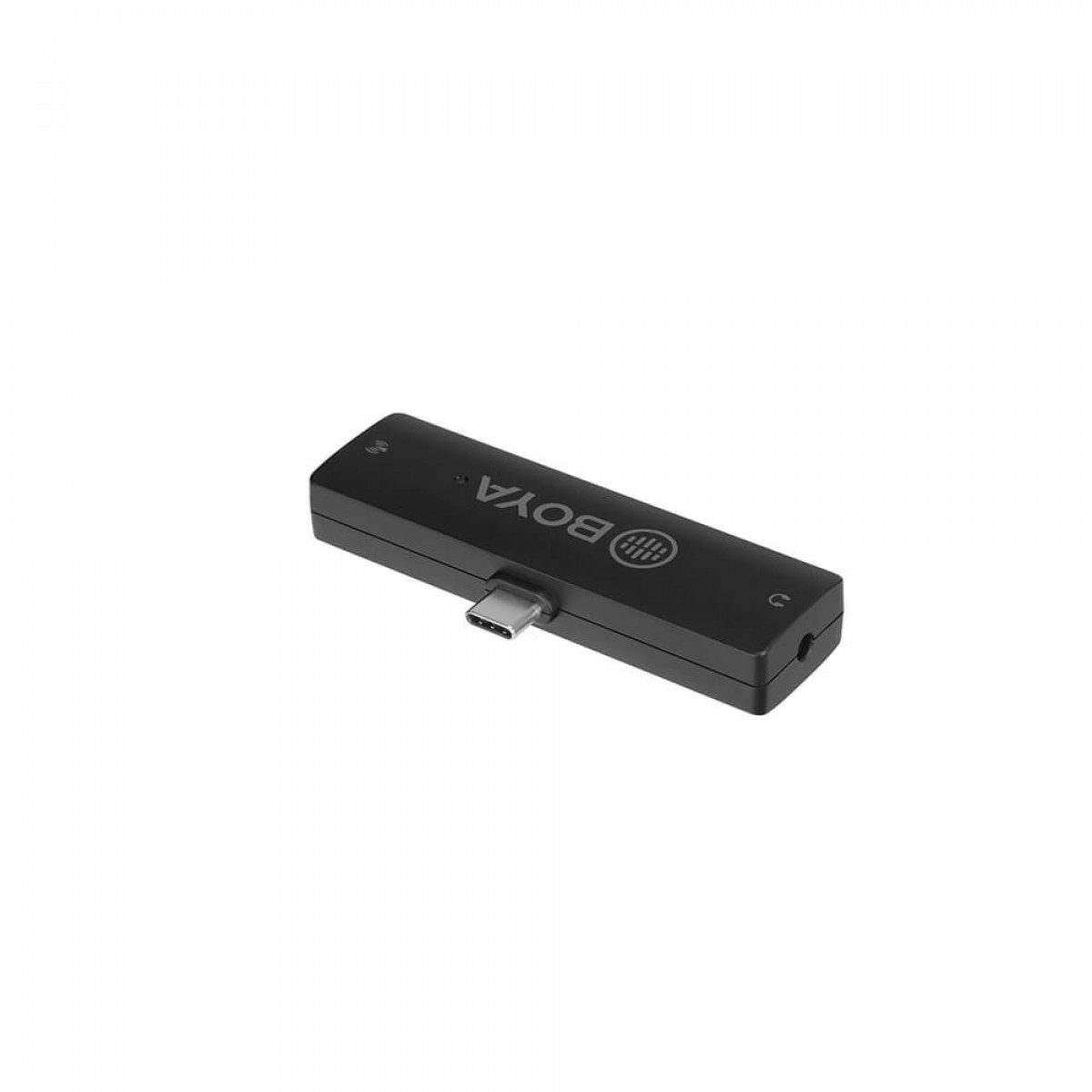 Adattatore per microfono BOYA nero con porta USB-C e un piccolo foro. Su una superficie bianca.