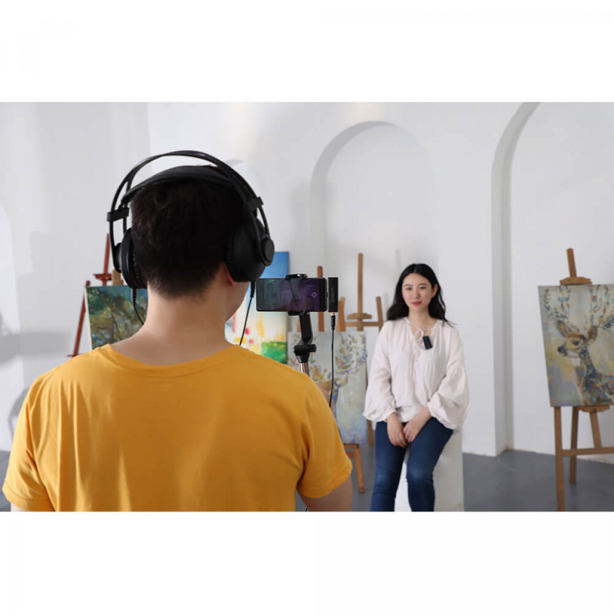 Un set di apparecchiature per la registrazione audio, tra cui un microfono, cavi e una custodia.