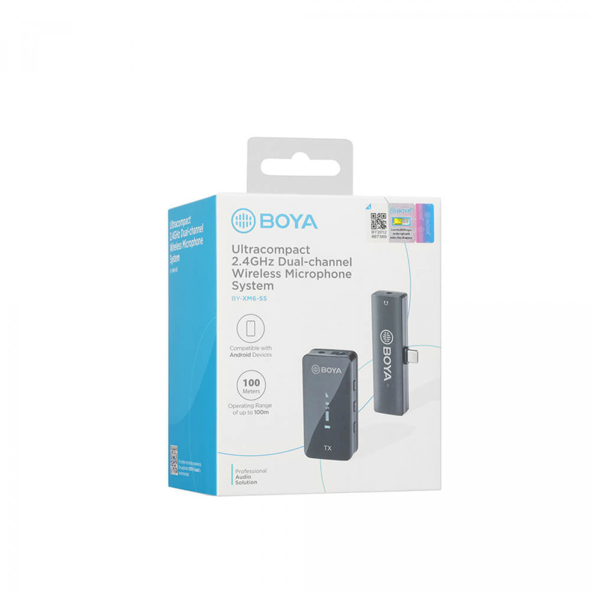 Una scatola bianca per un sistema microfonico wireless a doppio canale Boya. Il sistema e un'immagine di un microfono sono visibili.