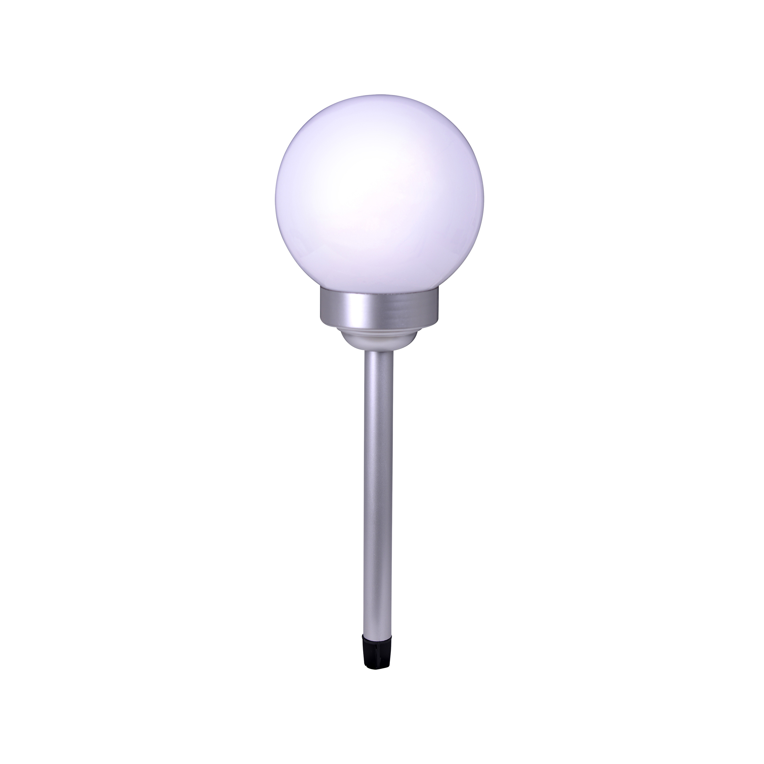 Eine weiße, kugelförmige Außenlampe auf einem silbernen Pfahl.