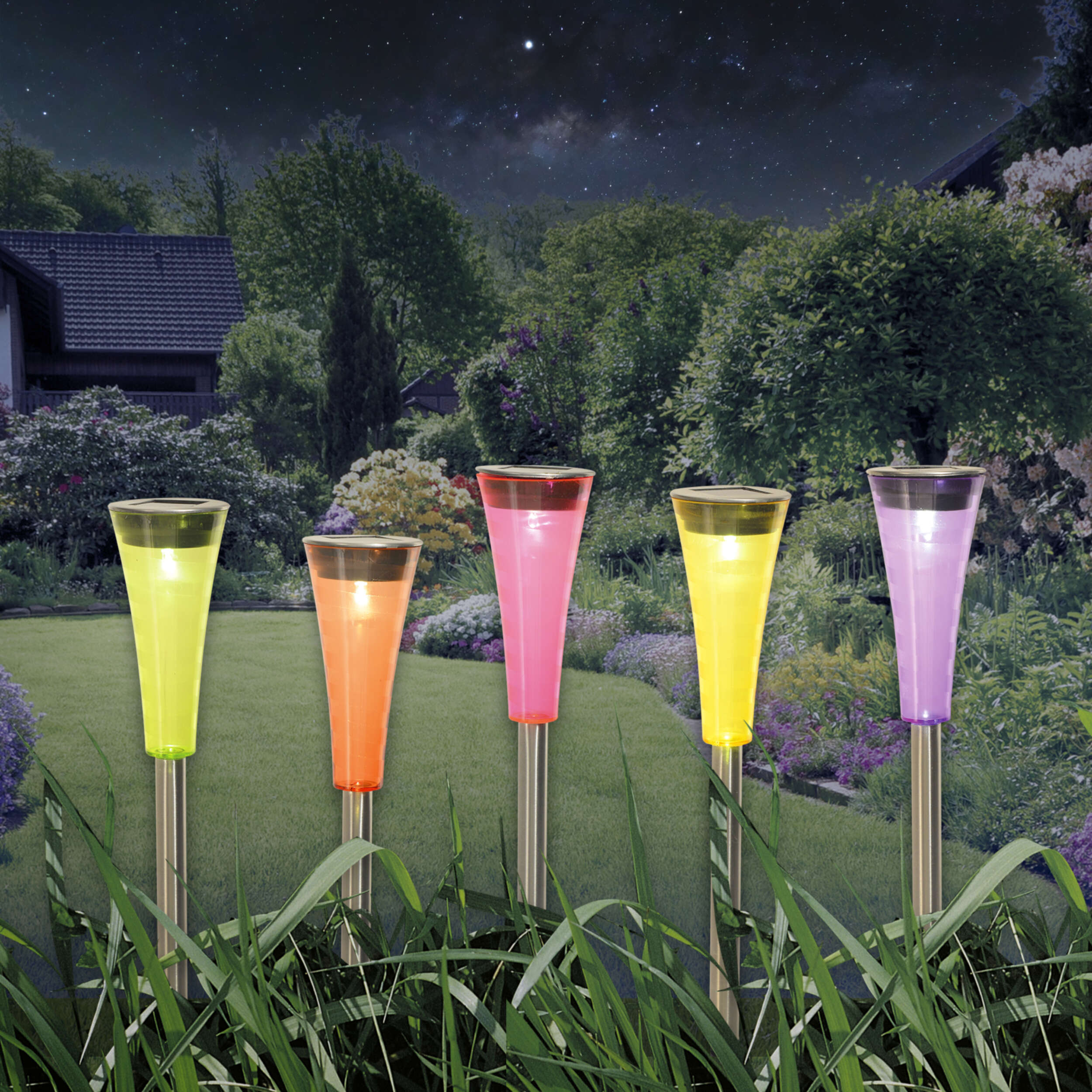 Fünf farbige Solarleuchten in einem grasbewachsenen Garten. Jede hat einen anderen farbigen Deckel.