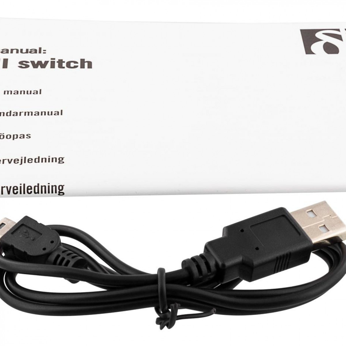 Ein schwarzes USB-Kabel und eine gedruckte Anleitung mit Text in einer Fremdsprache.