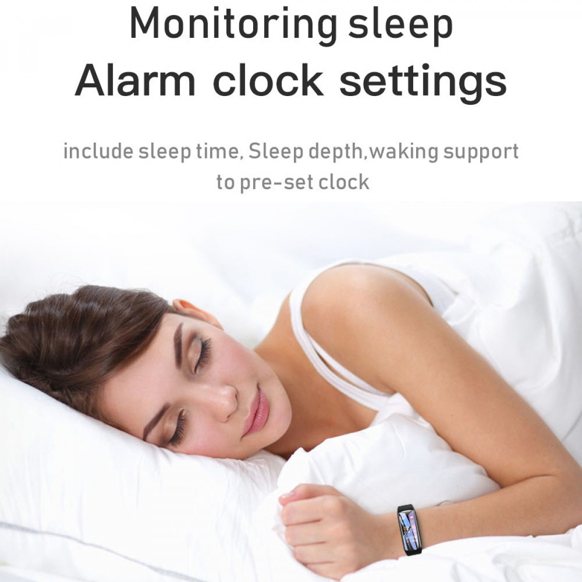 Kobieta nosząca tracker fitness leży w łóżku, wydaje się spać. Tekst opisuje monitorowanie snu.