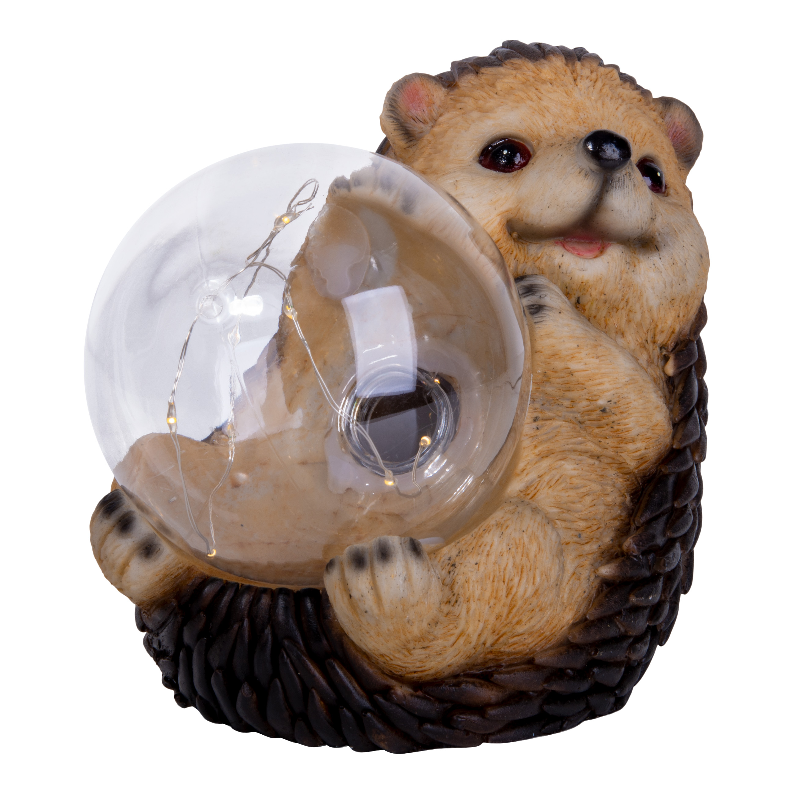 Eine Igel-Figur, die eine Glaskugel mit Lichterketten hält, vor weißem Hintergrund.