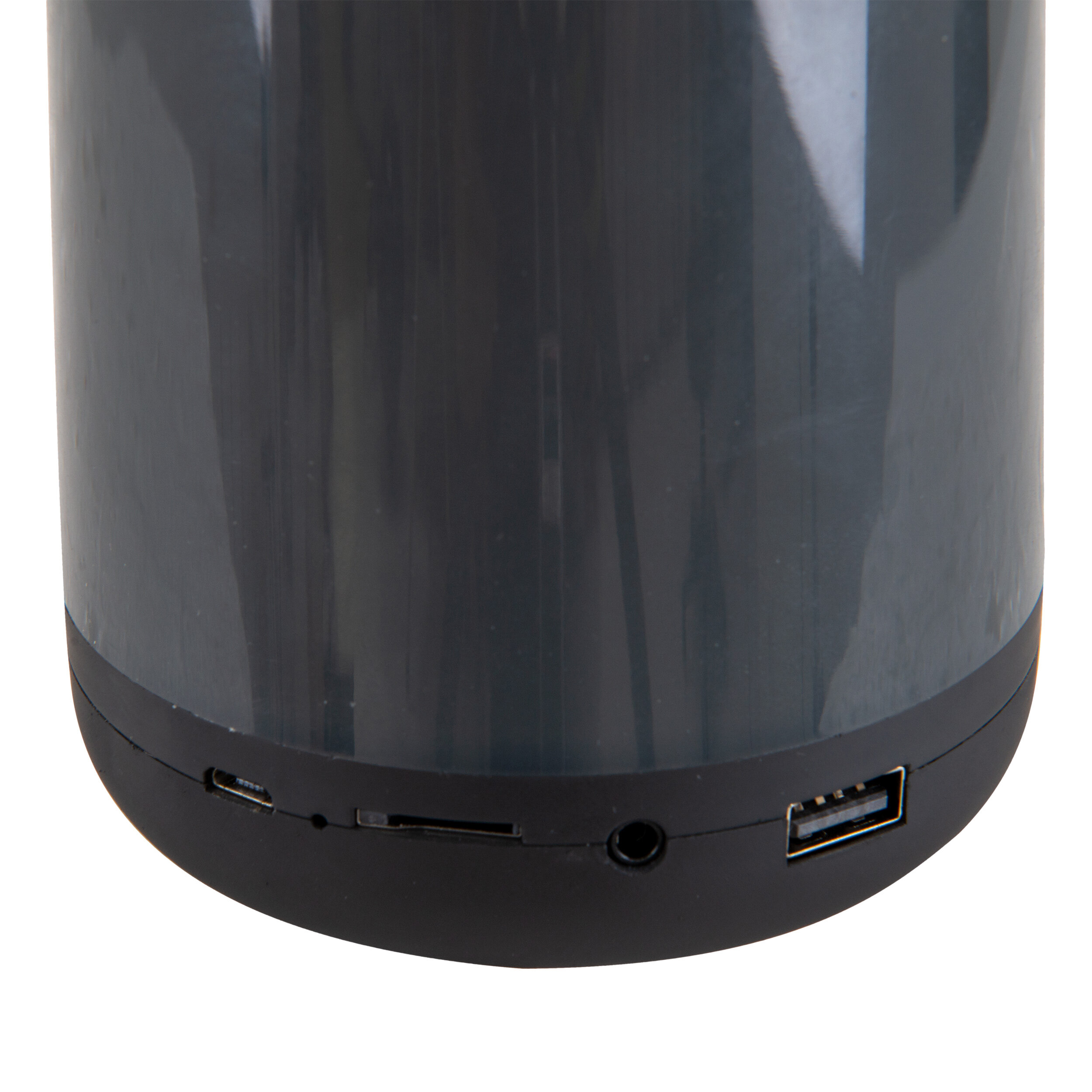 Ein zylindrischer Lautsprecher mit USB- und Audioanschlüssen.