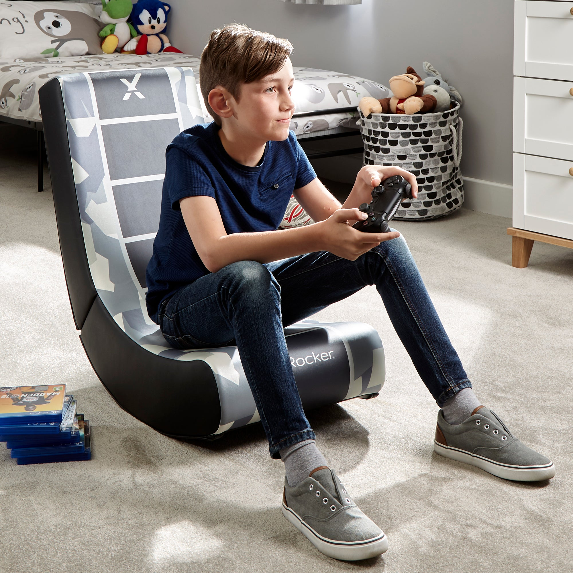 Ein Junge, der ein Videospiel spielt. Er sitzt in einem Gaming-Stuhl und hält einen Controller.