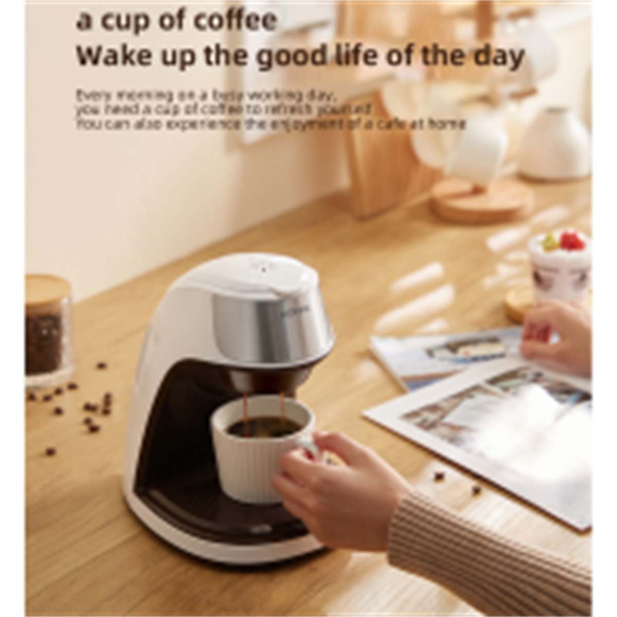 Kaffeemaschine, die Kaffee in eine Tasse gießt. Person hält die Tasse an der Maschine.