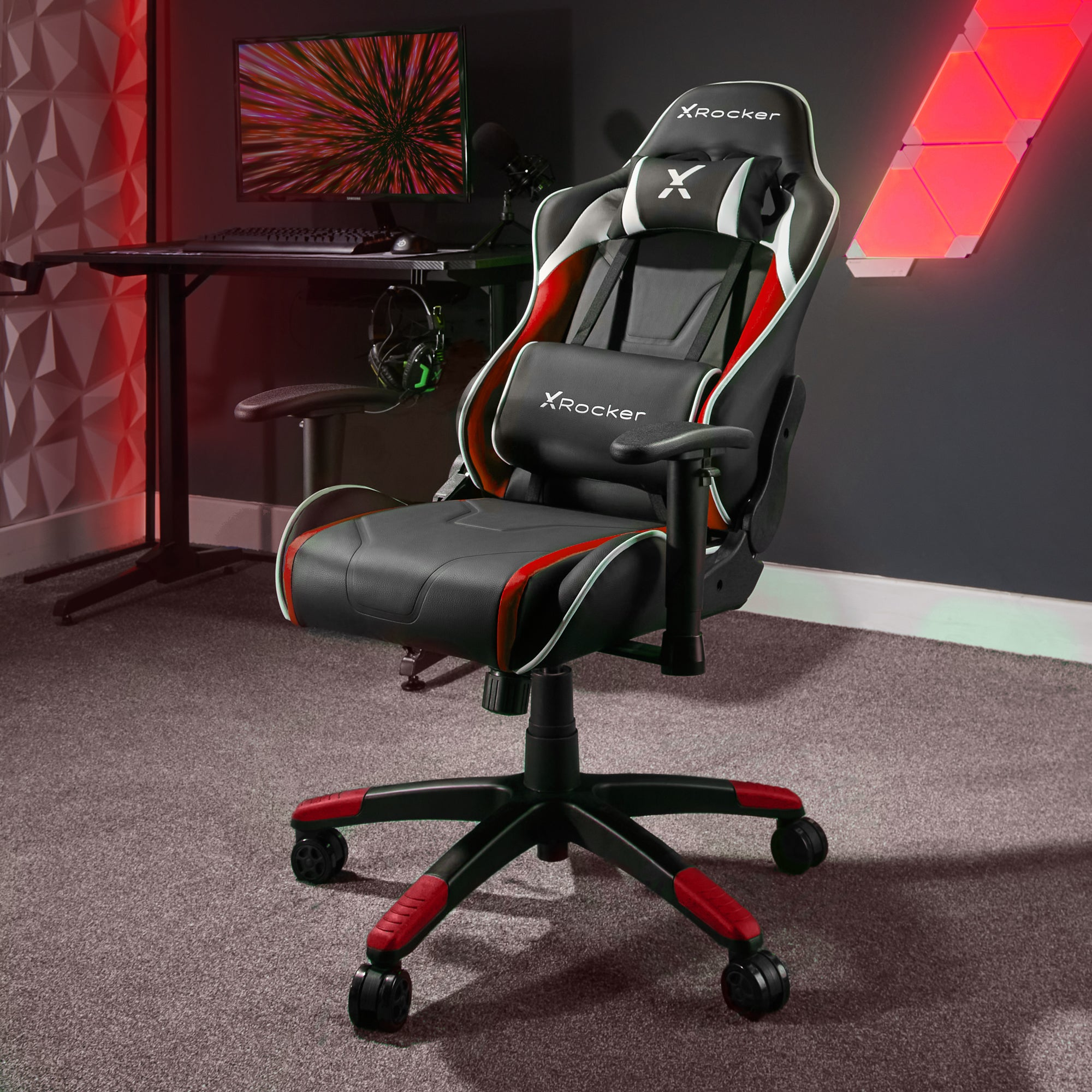 Gaming-Stuhl mit Xrocker-Logo. Schwarz, rot und weiß. Dunkler Raum mit Gaming-Setup.