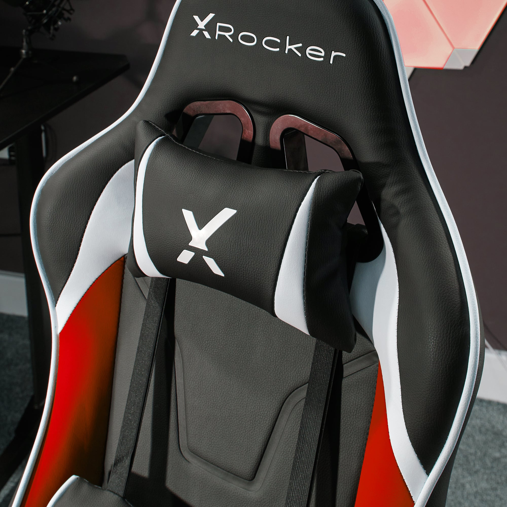 Ein schwarzer und roter Gaming-Stuhl mit einer Kopfstütze mit dem X Rocker-Logo.
