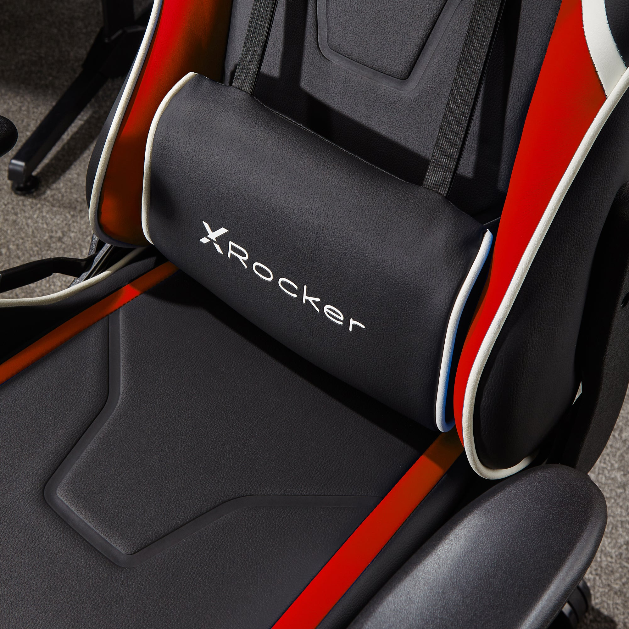 Ein schwarz-roter Gaming-Stuhl mit dem Text 'XRocke' auf der Kopfstütze.