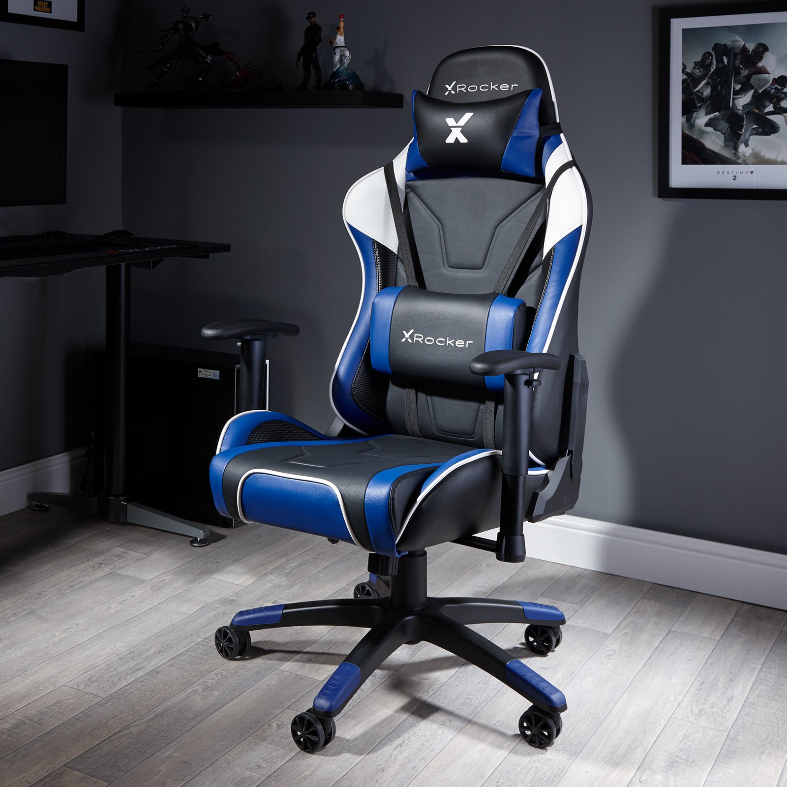 Ein Gaming-Stuhl mit blau-weißem Design in einem Raum. Der Stuhl hat Räder.