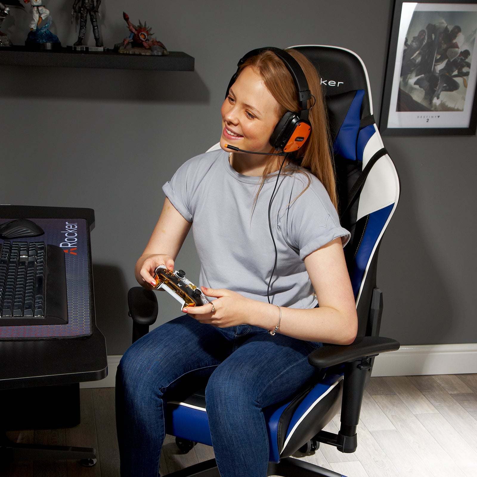 Frau in einem Gaming-Stuhl mit Headset, Controller, schaut nach rechts.