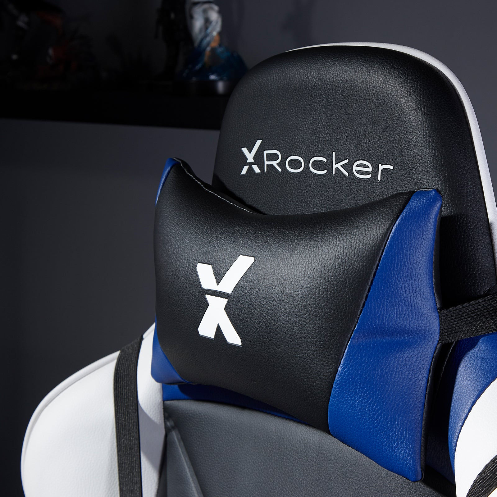 Gaming-Stuhl: schwarz, blau und weiß. Mit X-Rocker-Logo auf Kopfstütze und Kissen.
