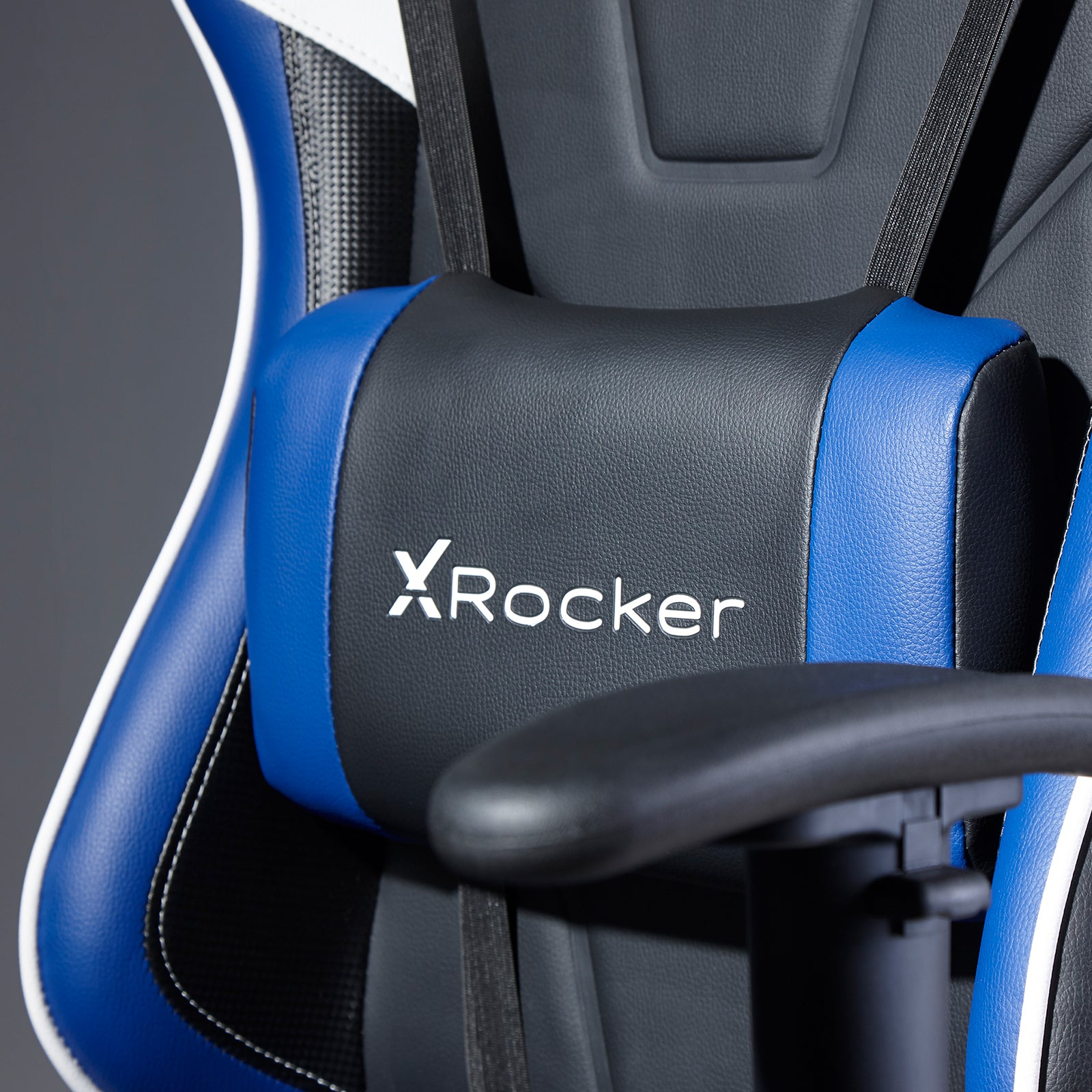 Gaming-Stuhlrücken. Schwarzes und blaues Leder, weiße Nähte. X Rocker Logo. Nahaufnahme, professionelles Gefühl.