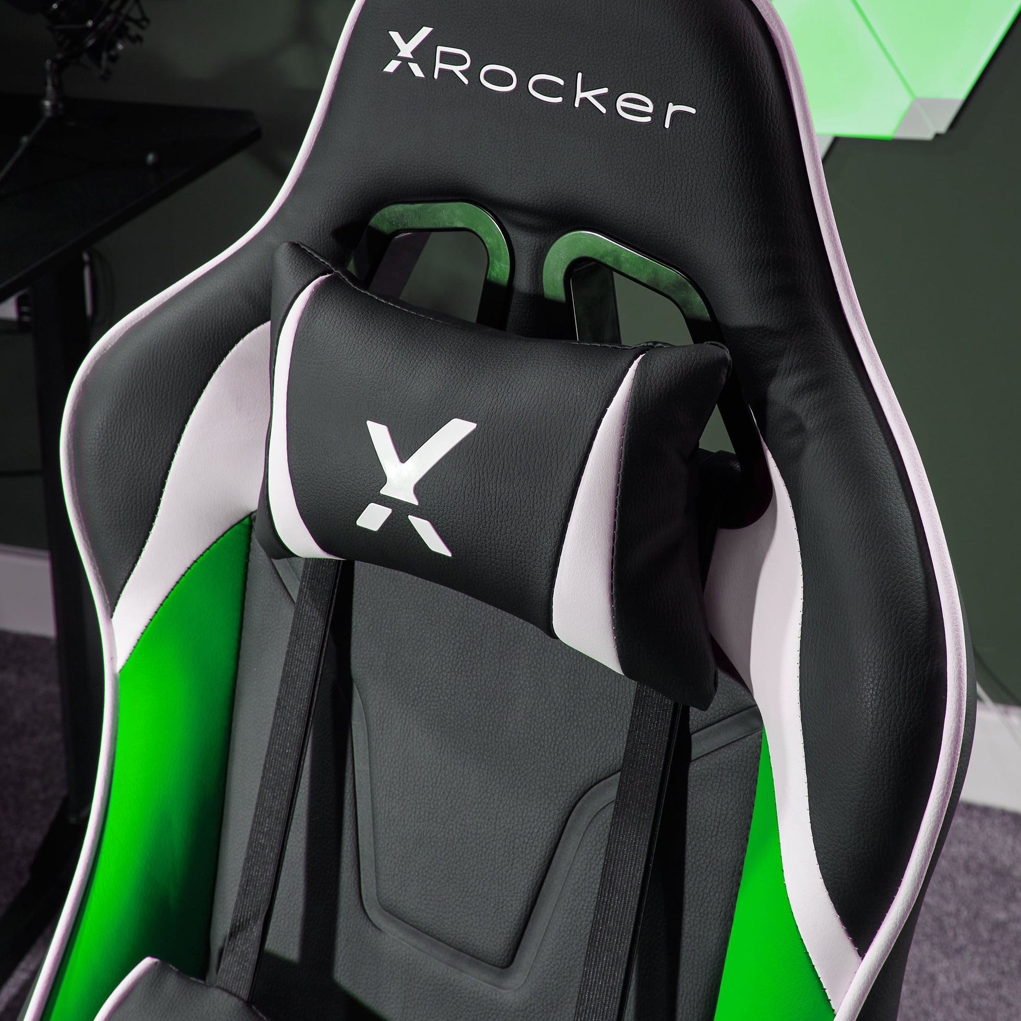 Schwarz-grüner X Rocker Gaming-Stuhl mit Kopfstütze und weißem Logo.