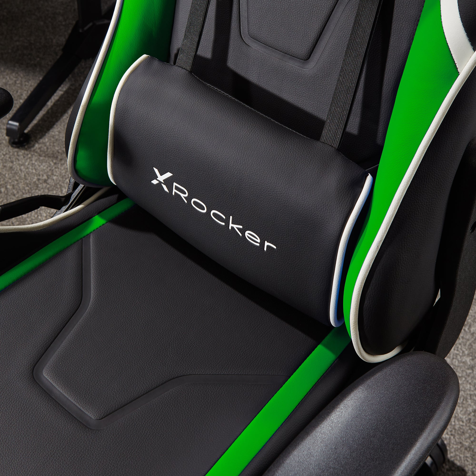 Nahaufnahme eines schwarz-grünen Gaming-Stuhls mit 'XRockers'-Logo auf der Kopfstütze.