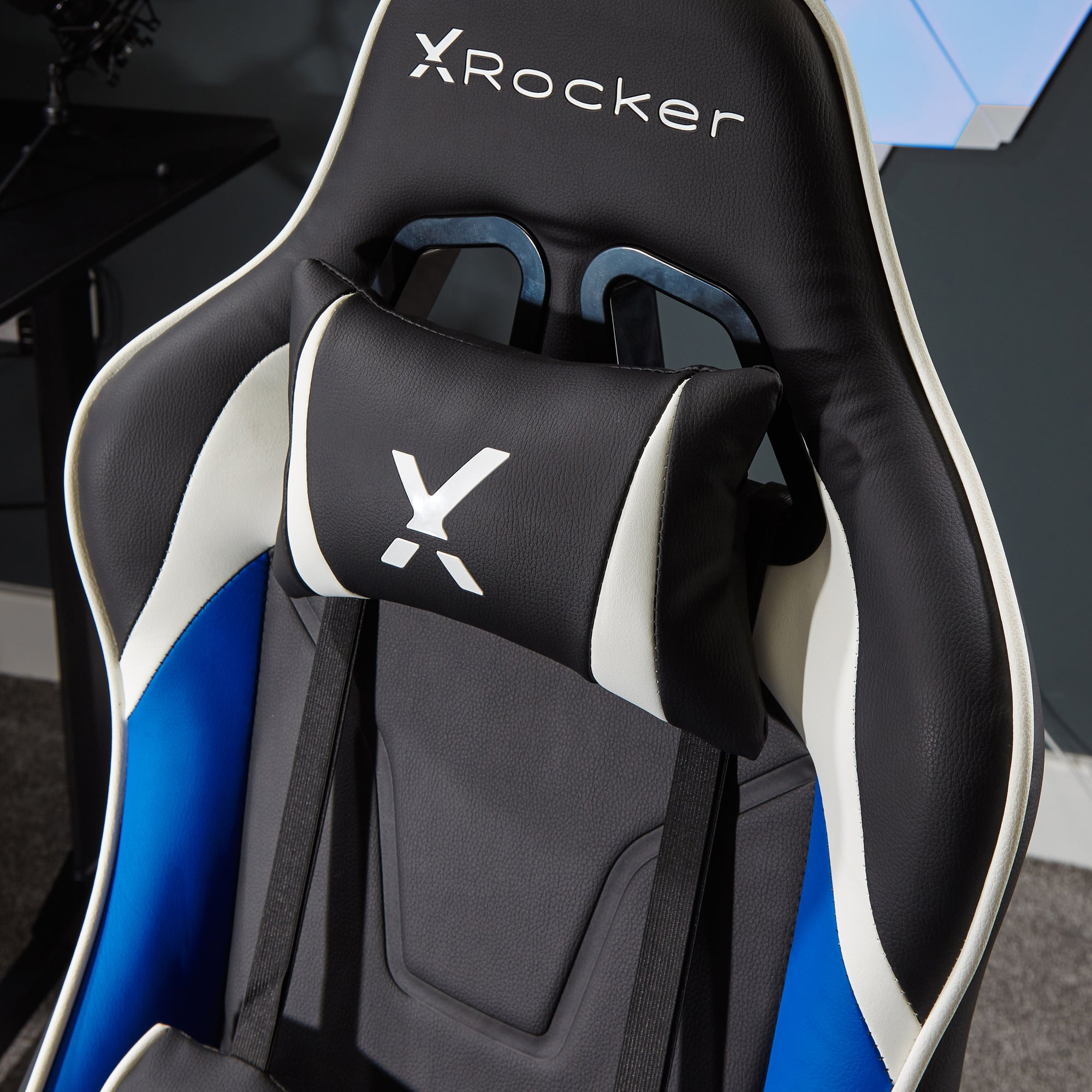 Nahaufnahme einer schwarzen, weißen und blauen X-Rocker Gaming-Stuhl-Kopfstütze.