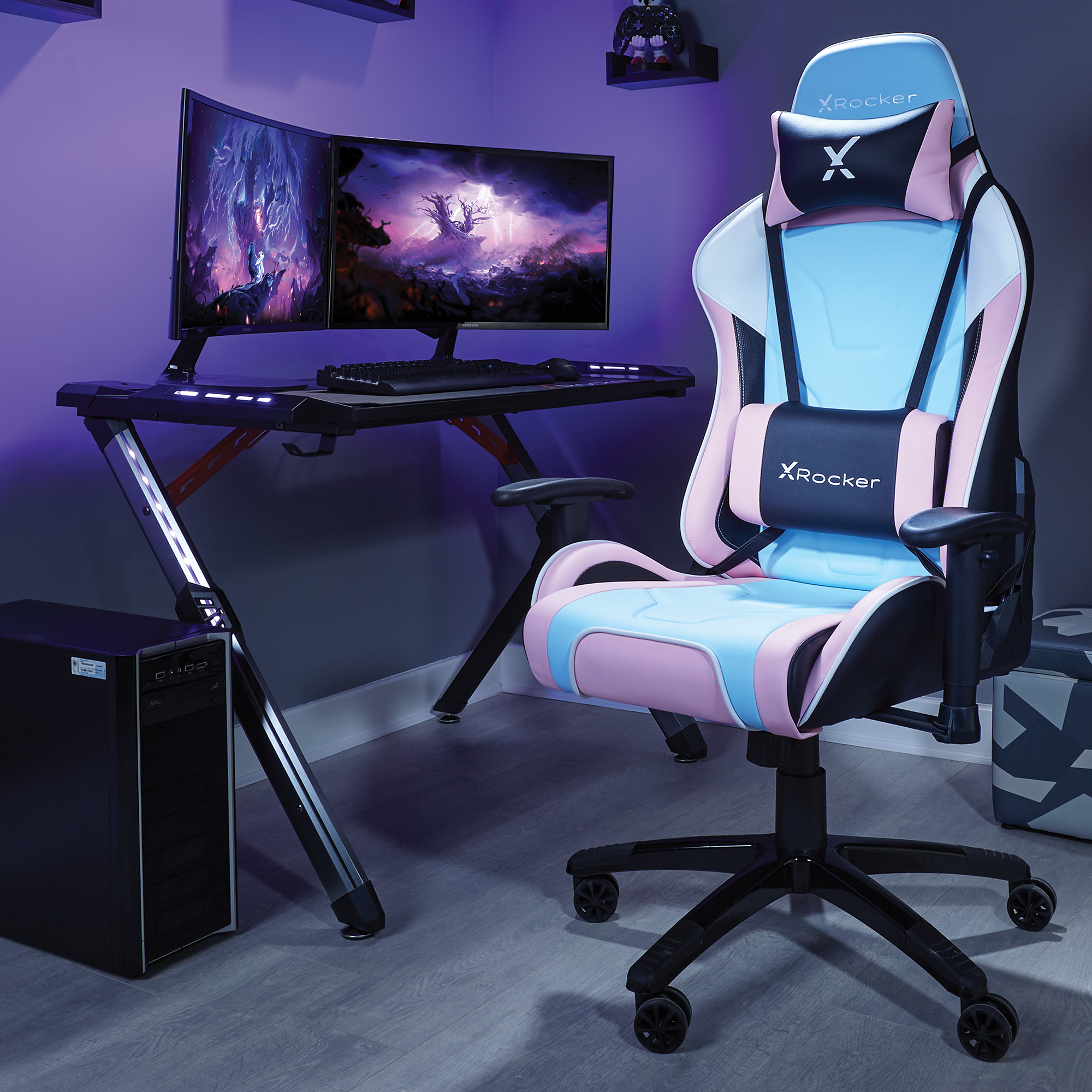Gaming-Setup mit zwei Monitoren, Gaming-Stuhl und schwarzem Computer-Tower.