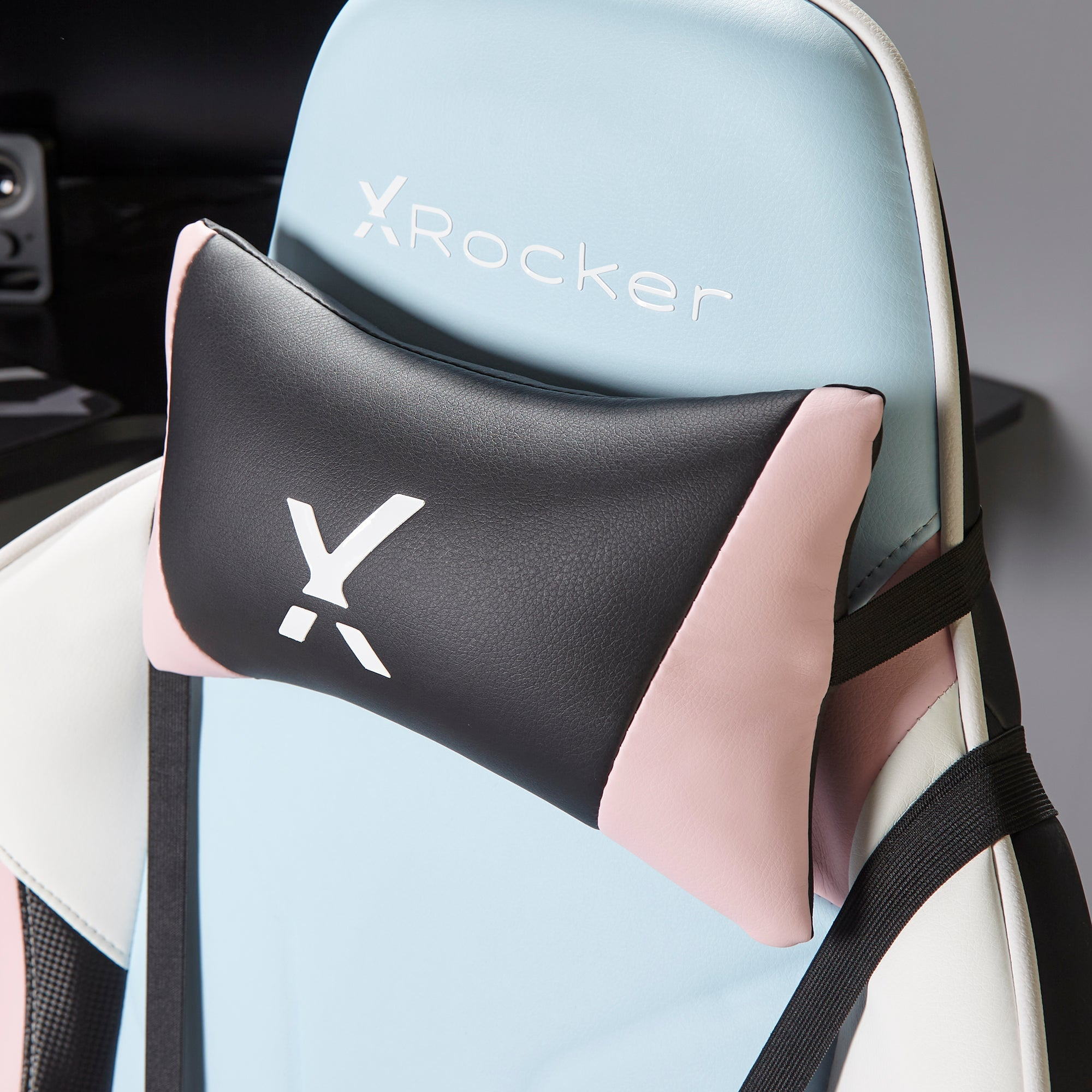 Gaming-Stuhl-Kopfstütze, schwarz und rosa, mit dem XRockers-Logo.