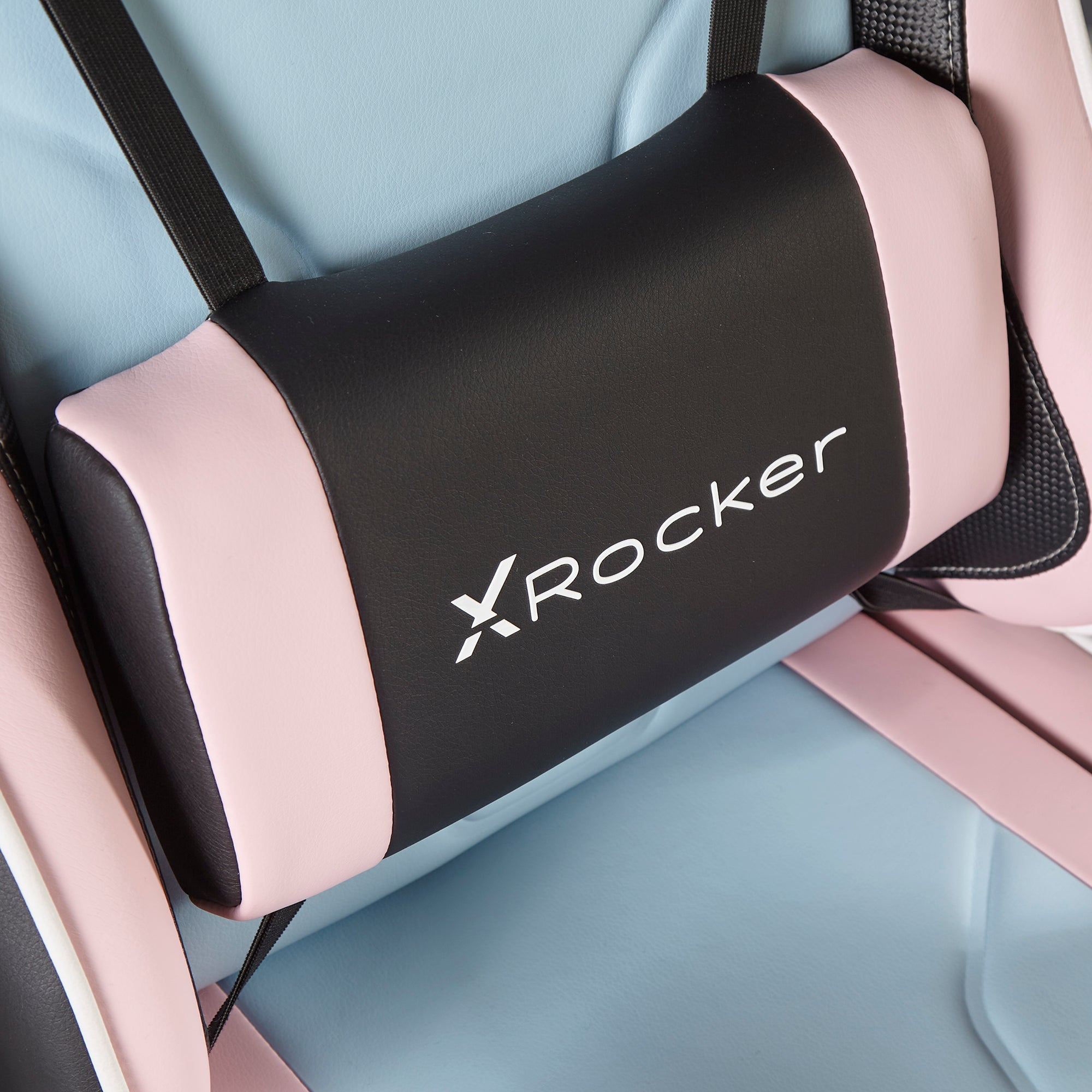 Nahaufnahme einer schwarzen und rosa Gaming-Stuhl-Kopfstütze mit dem Wort 'XRockers'.