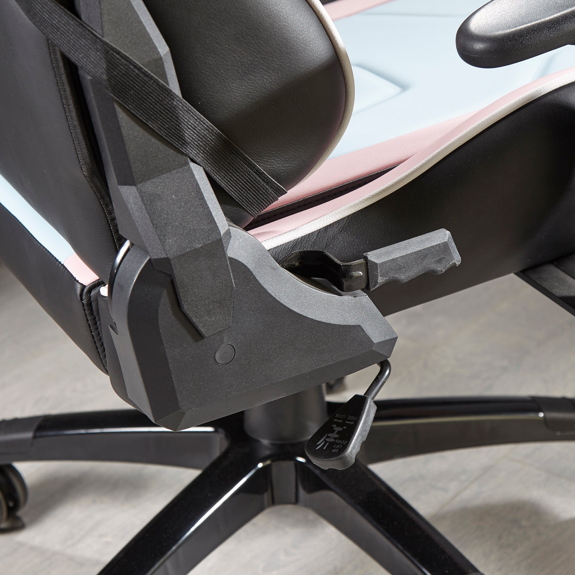 Schwarze und rosa Gaming-Stuhl-Einstellhebel. Ein schwarzer Stuhl mit schwarzen und rosa Details.