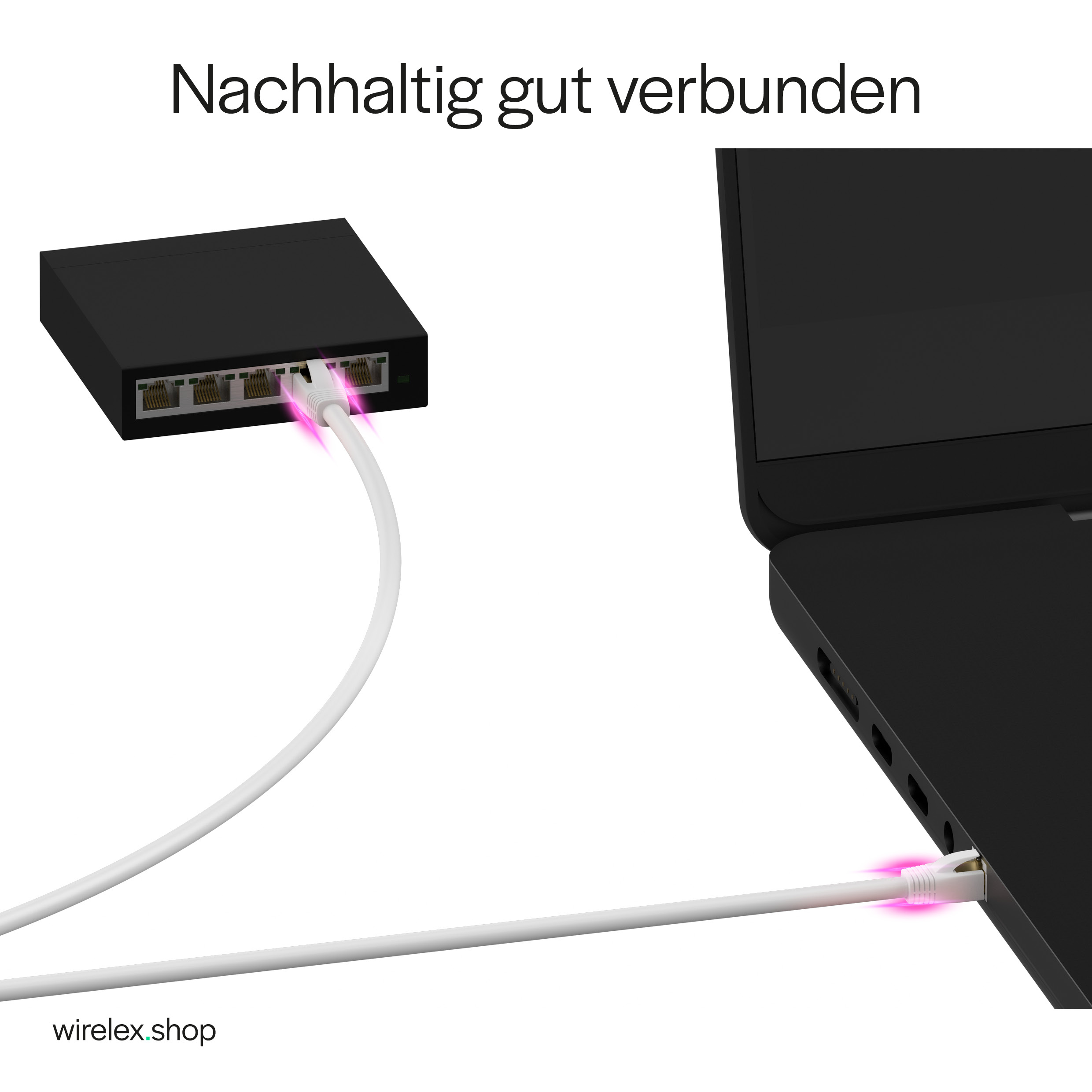 Schwarzer Netzwerk-Switch, der über ein weißes Ethernet-Kabel mit einem Laptop verbunden ist. Text: Nachhaltig gut verbunden.