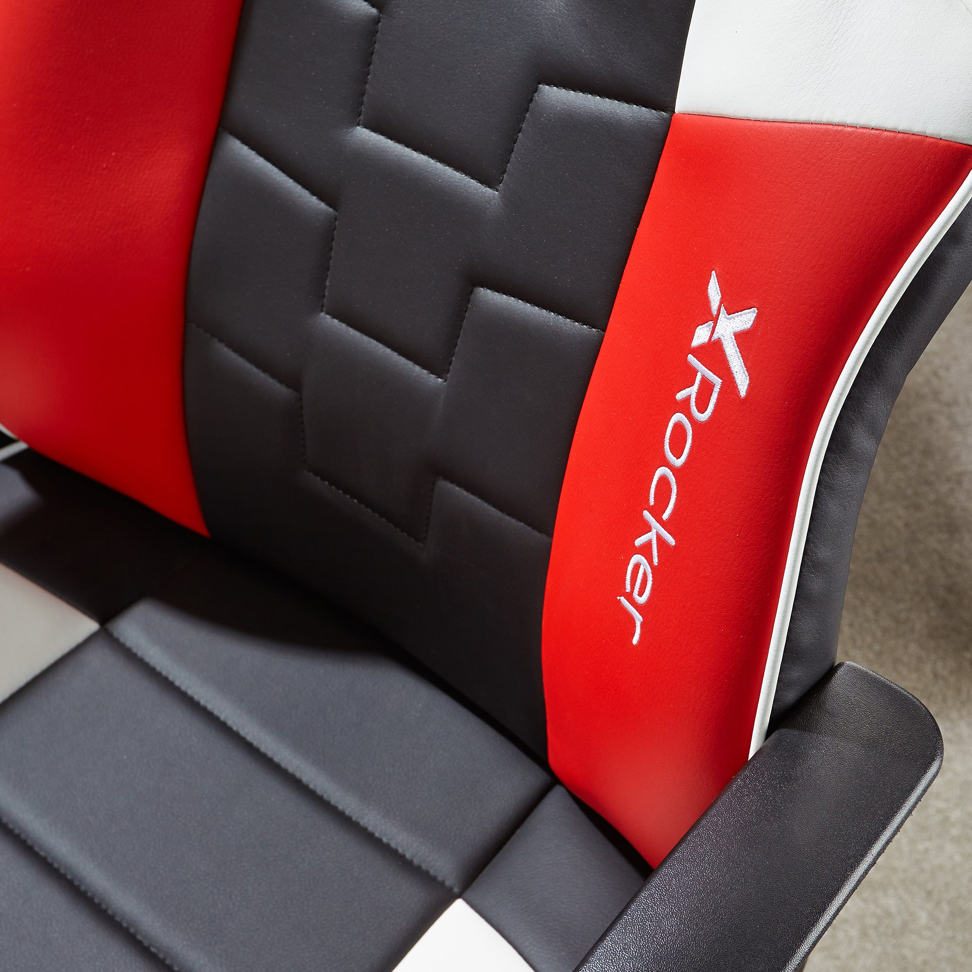 Gaming-Stuhl, schwarz mit roten und weißen Akzenten. Das Logo Xrocker ist sichtbar.